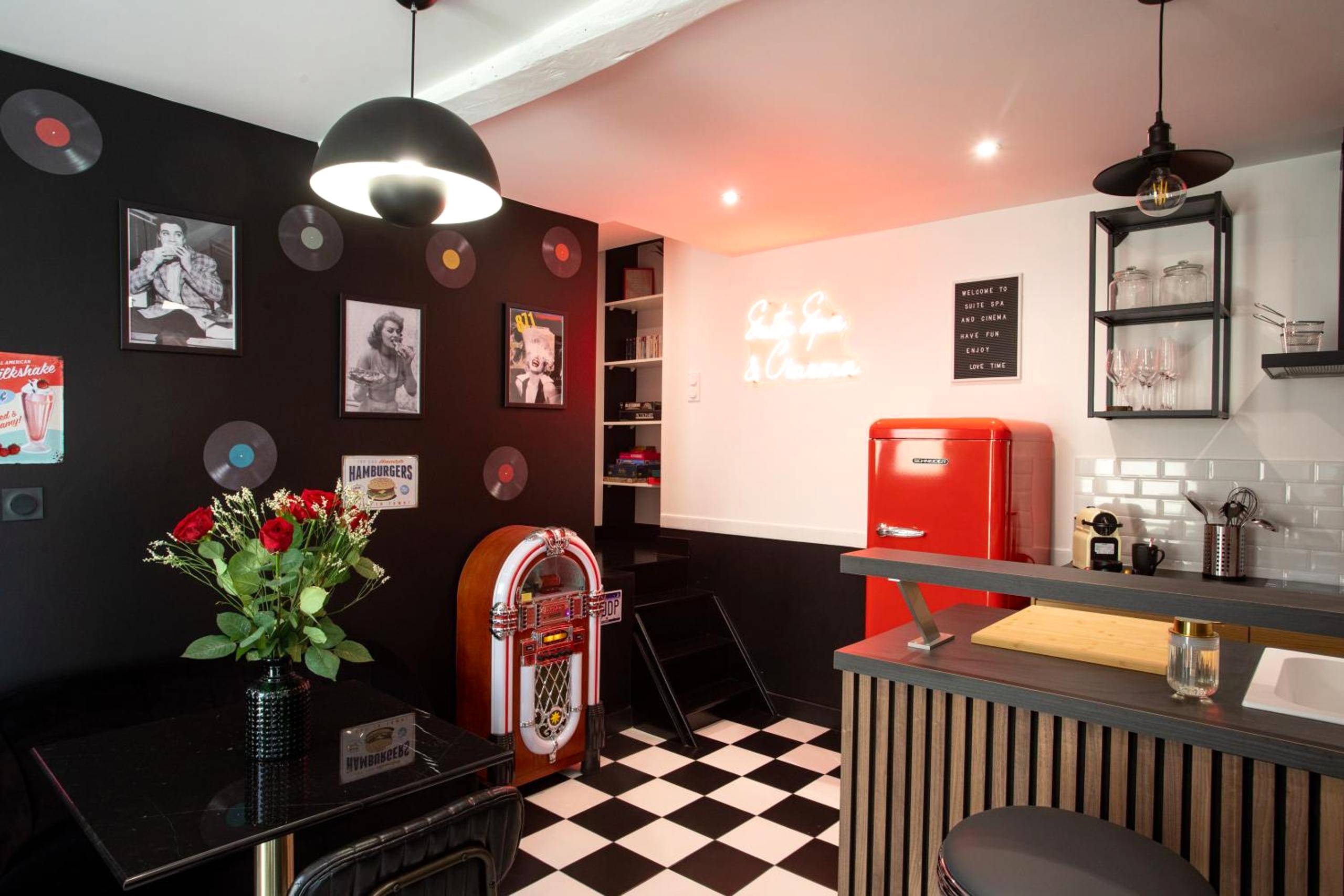 Espace cuisine et repas au style rétro vintage - La Suite Spa & Cinéma