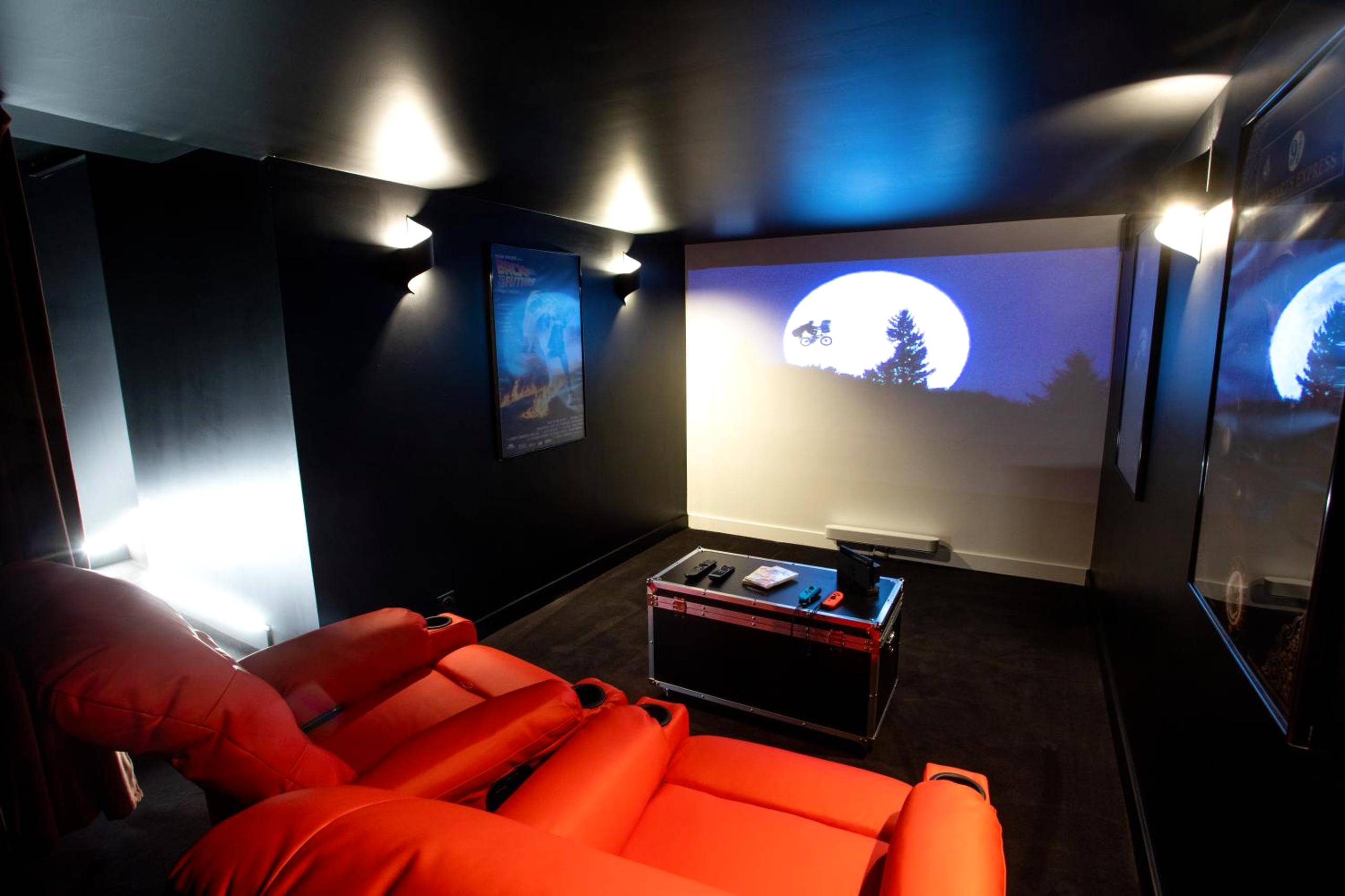 Salle de cinéma privée avec fauteuils rouges - La Suite Spa & Cinéma