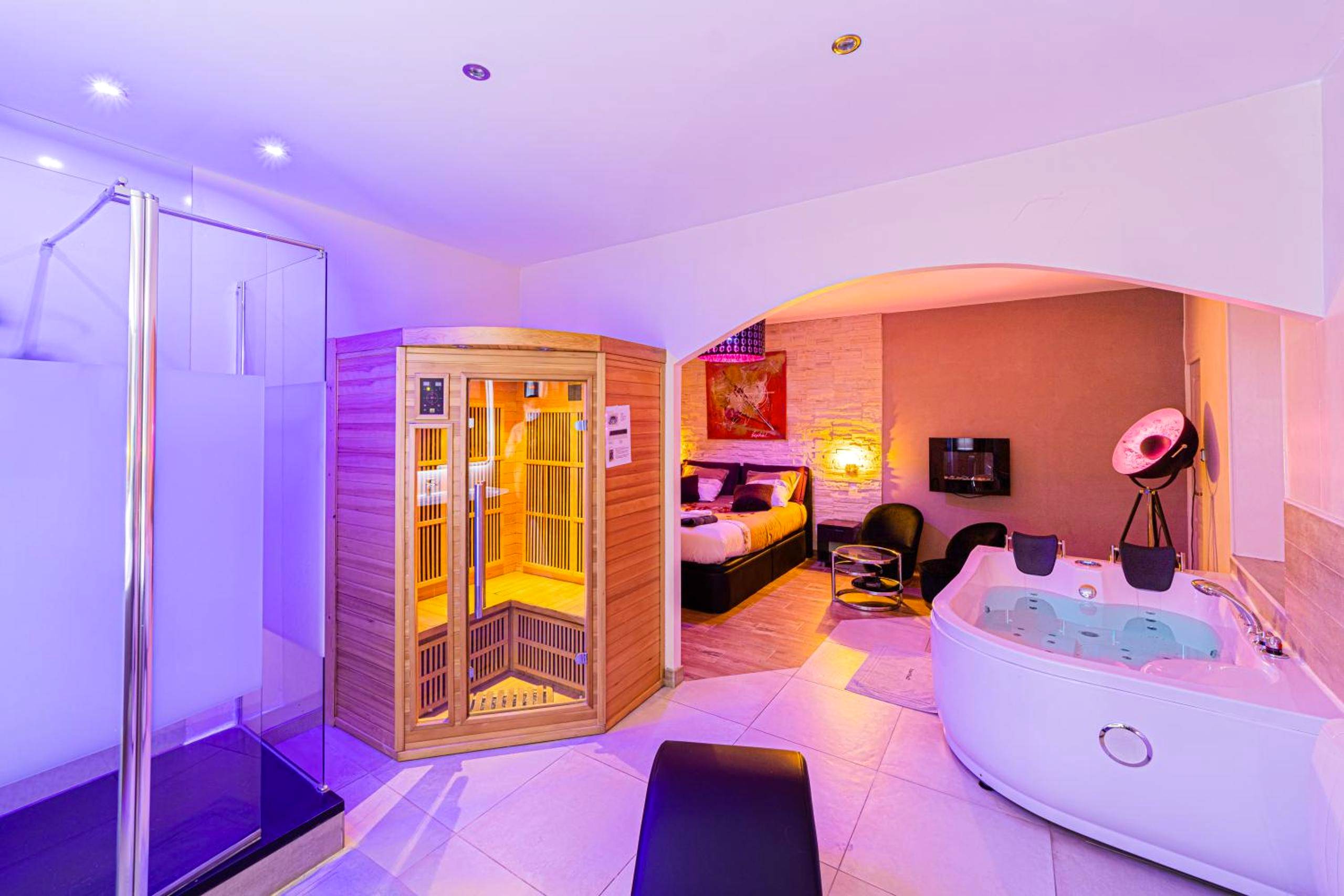 Espace bien - être avec sauna, douche et jacuzzi - Suite Romantique & Spa