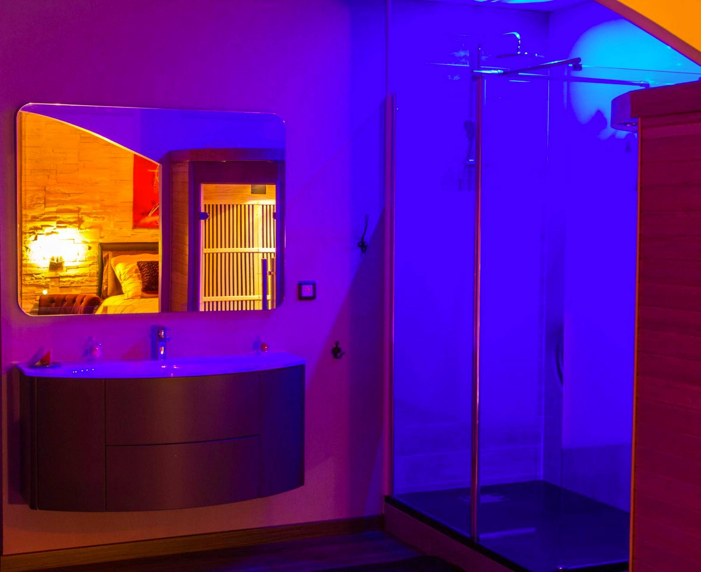 Meuble vasque et douche italienne en lumière bleue - Suite Romantique & Spa