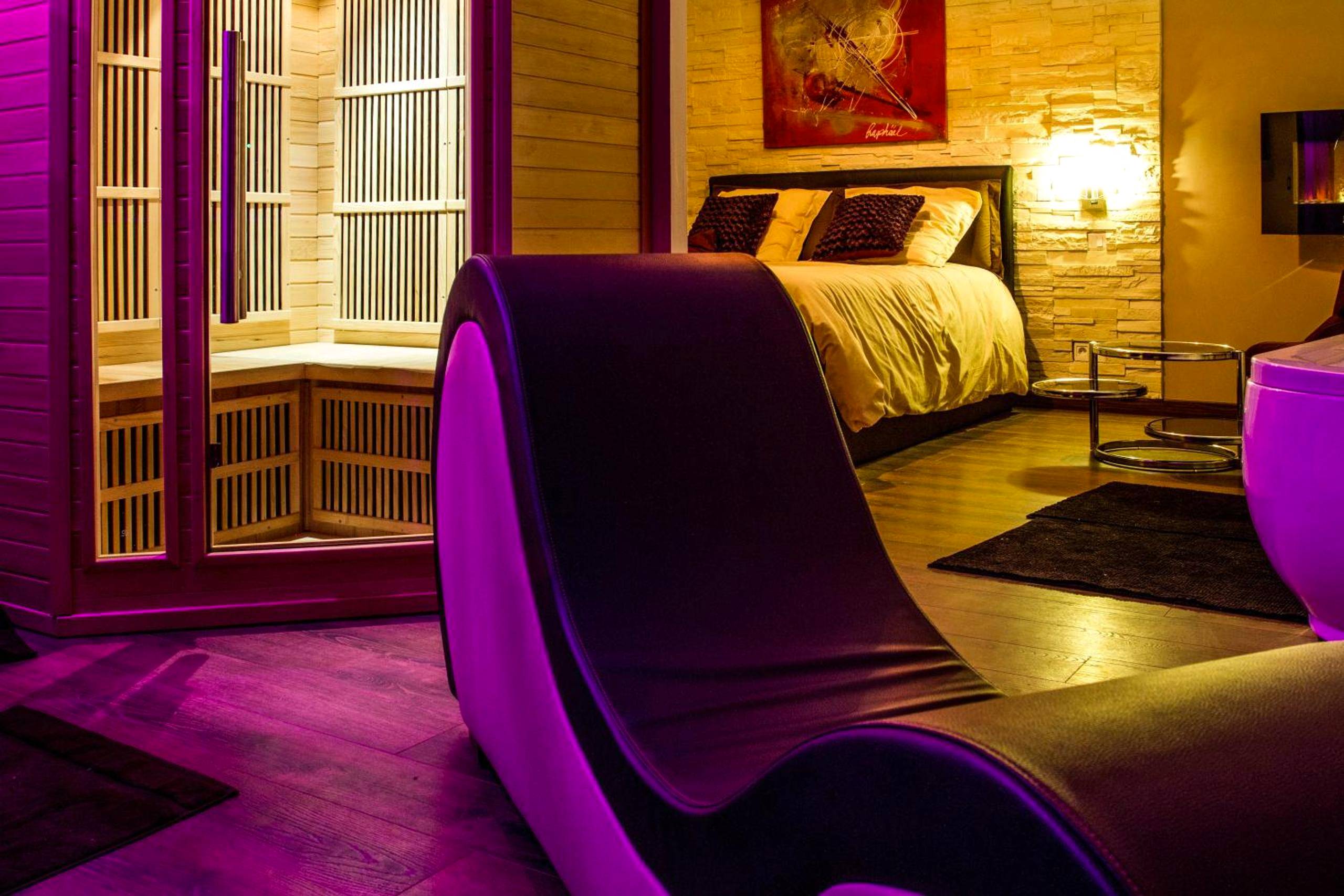 Sauna en bois et fauteuil tantrique près du lit - Suite Romantique & Spa