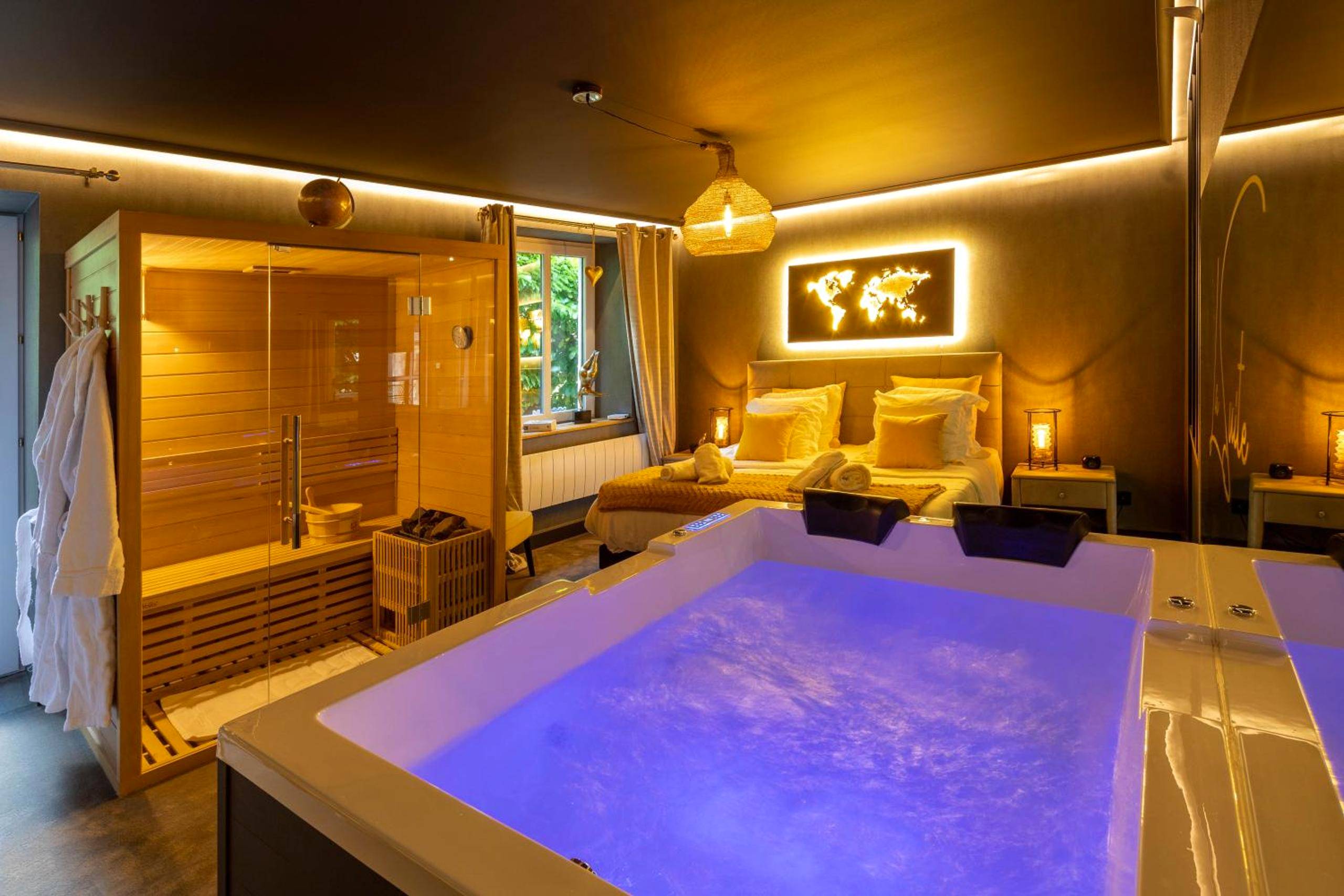 Jacuzzi, sauna et lit king size avec déco monde - Love Room Kaysersberg - La Suite - Spa & Sauna avec parking
