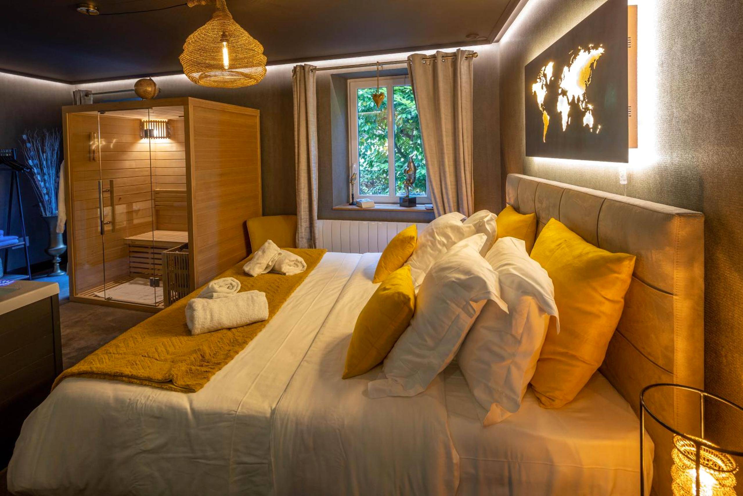 Lit double confortable et sauna traditionnel - La Suite - Spa & Sauna avec parking
