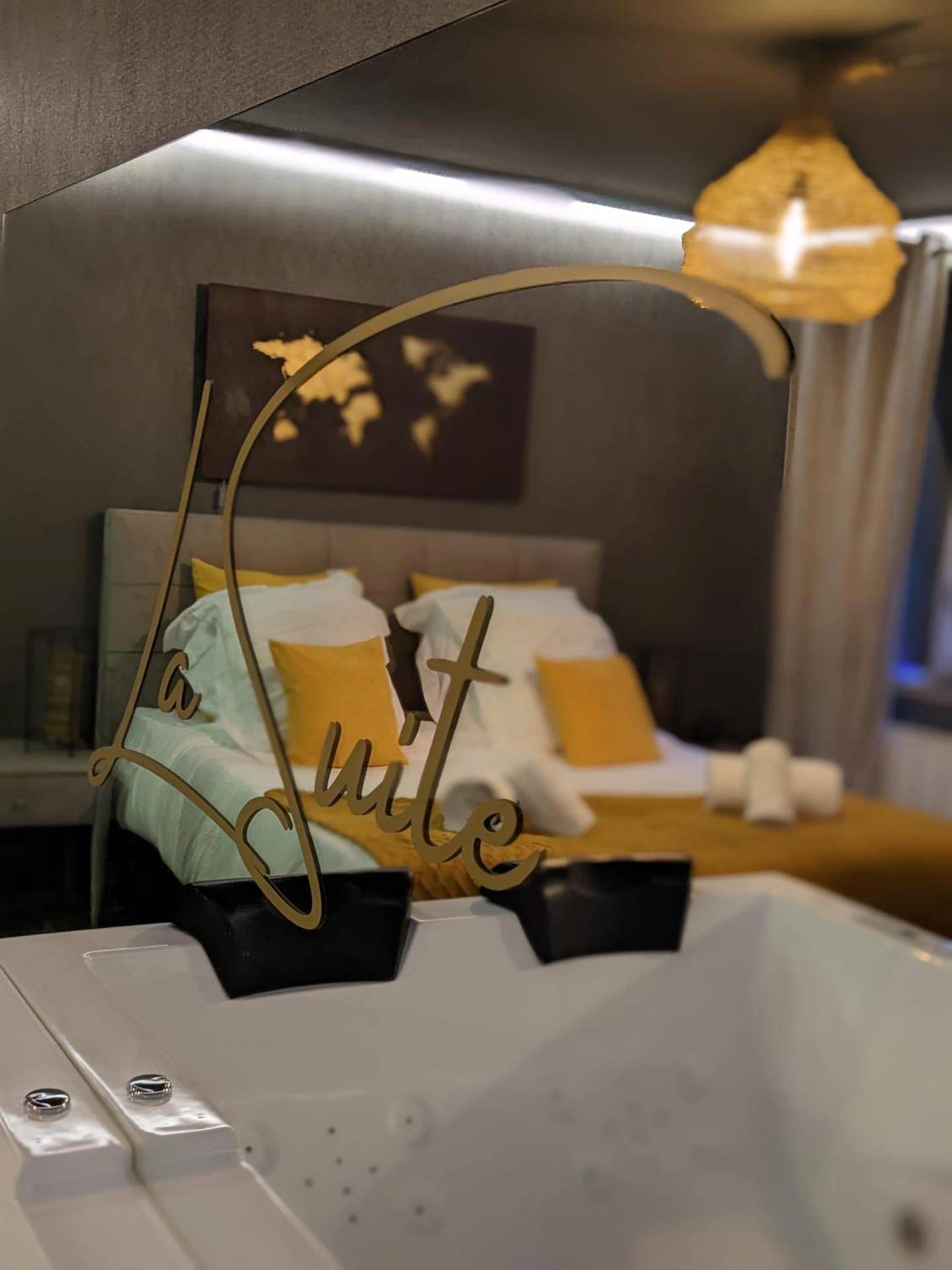 Détail du jacuzzi avec vue sur le lit - La Suite - Spa & Sauna avec parking