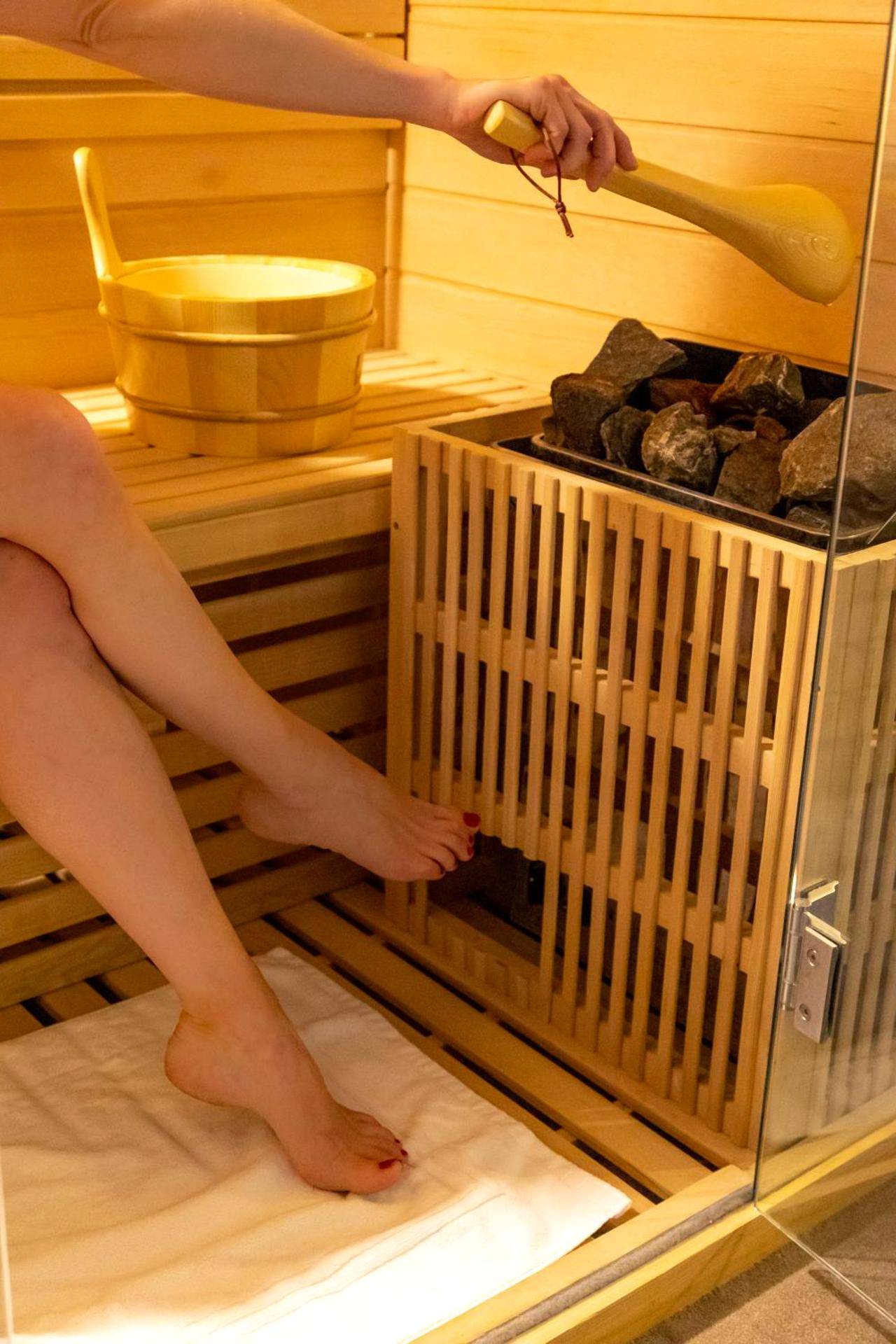 Sauna traditionnel avec seau et pierres chaudes - La Suite - Spa & Sauna avec parking