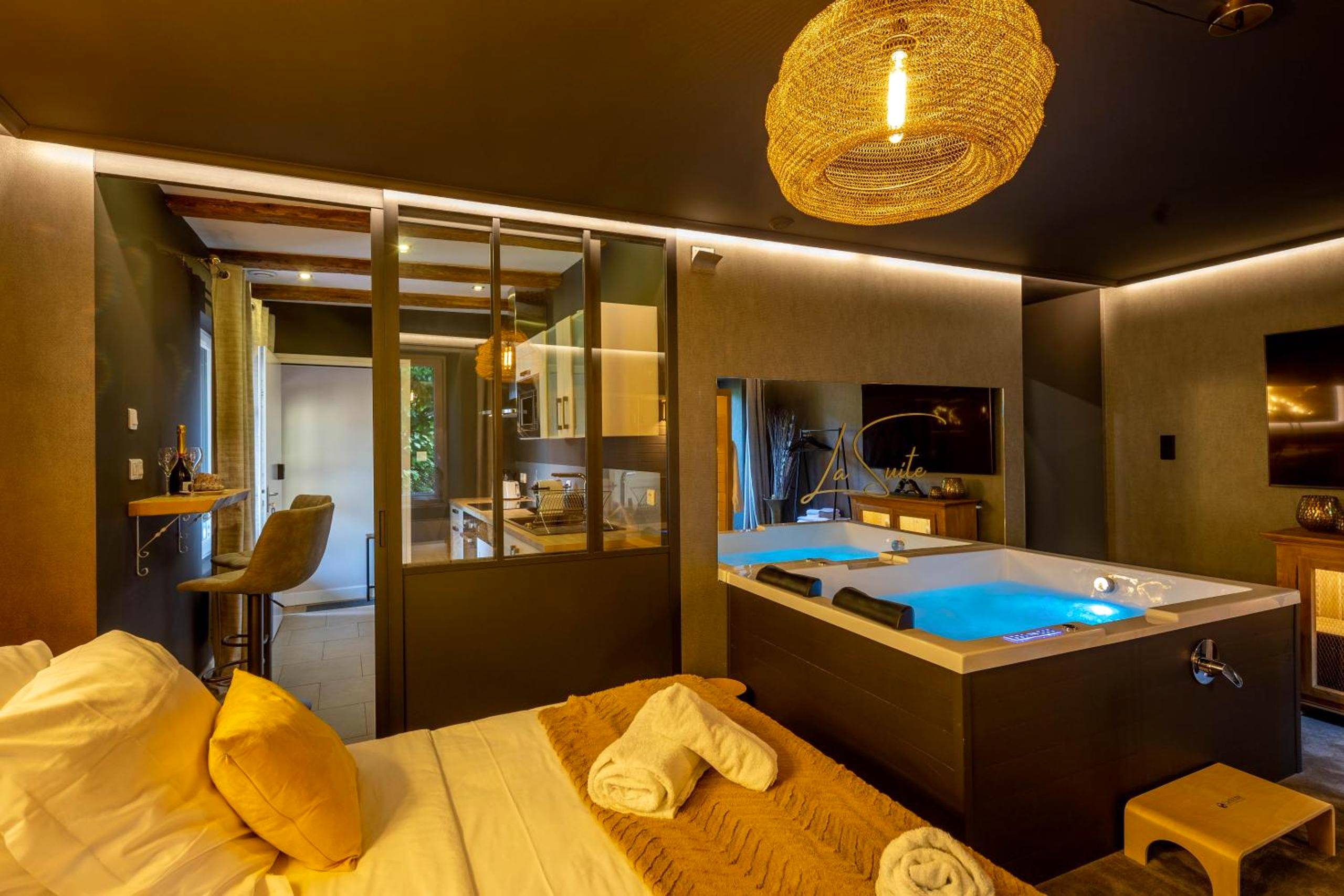 Baignoire balnéo lumineuse et coin cuisine - La Suite - Spa & Sauna avec parking