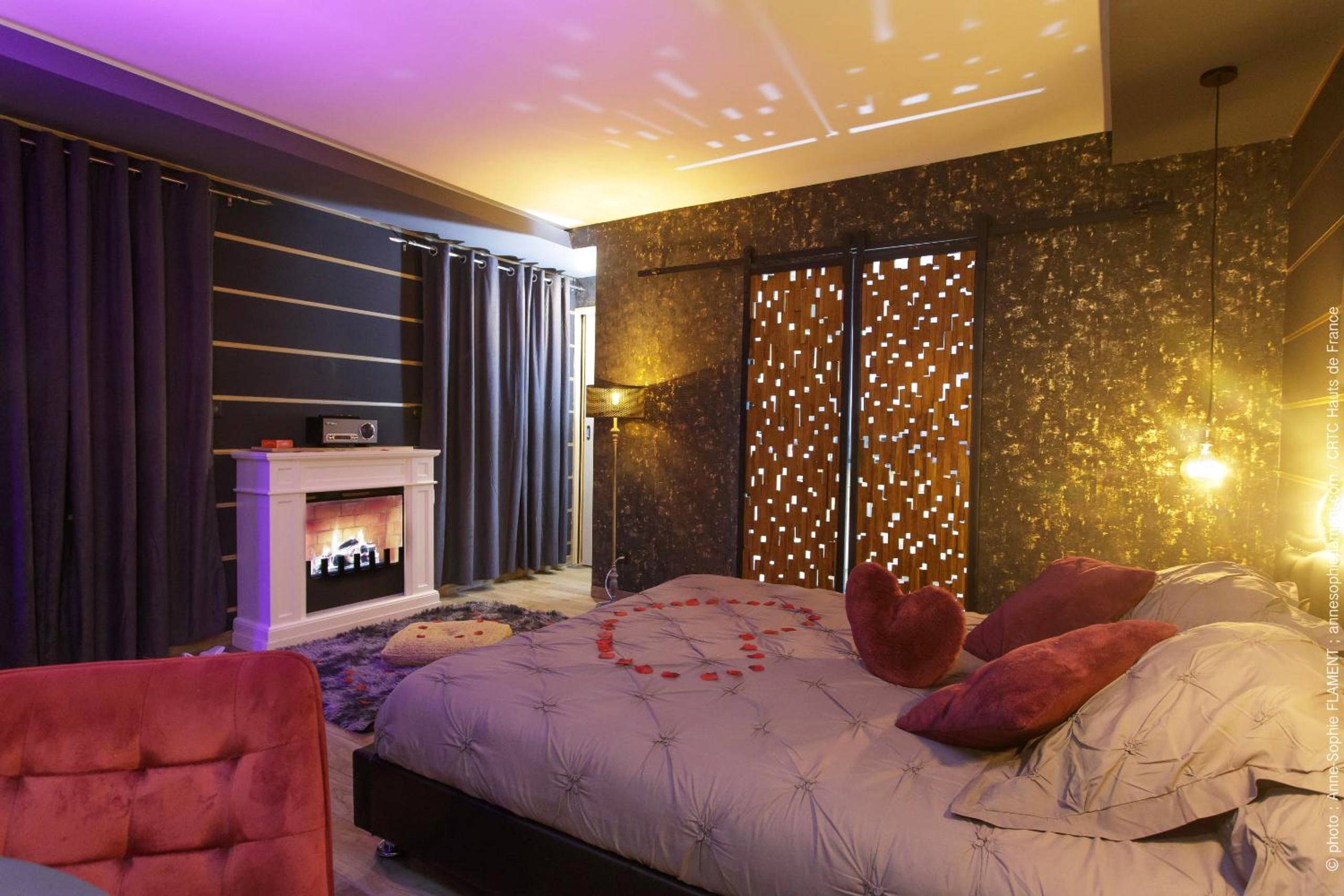Chambre avec lit king size et cheminée décorative - Suite Romantique avec Spa Privatif Sauna & Ambiance cosy Baie de Somme