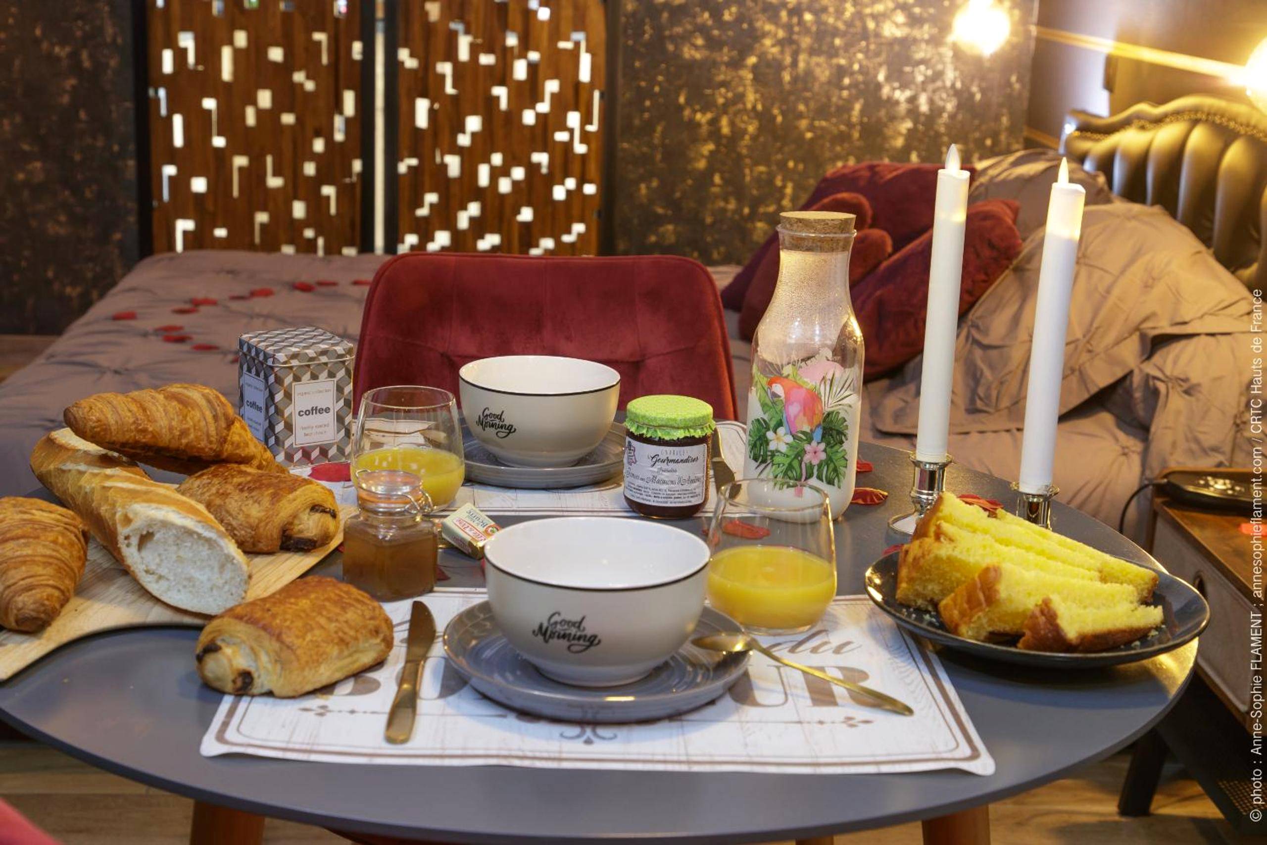 Petit - déjeuner complet servi sur table ronde - Suite Romantique avec Spa Privatif Sauna & Ambiance cosy Baie de Somme