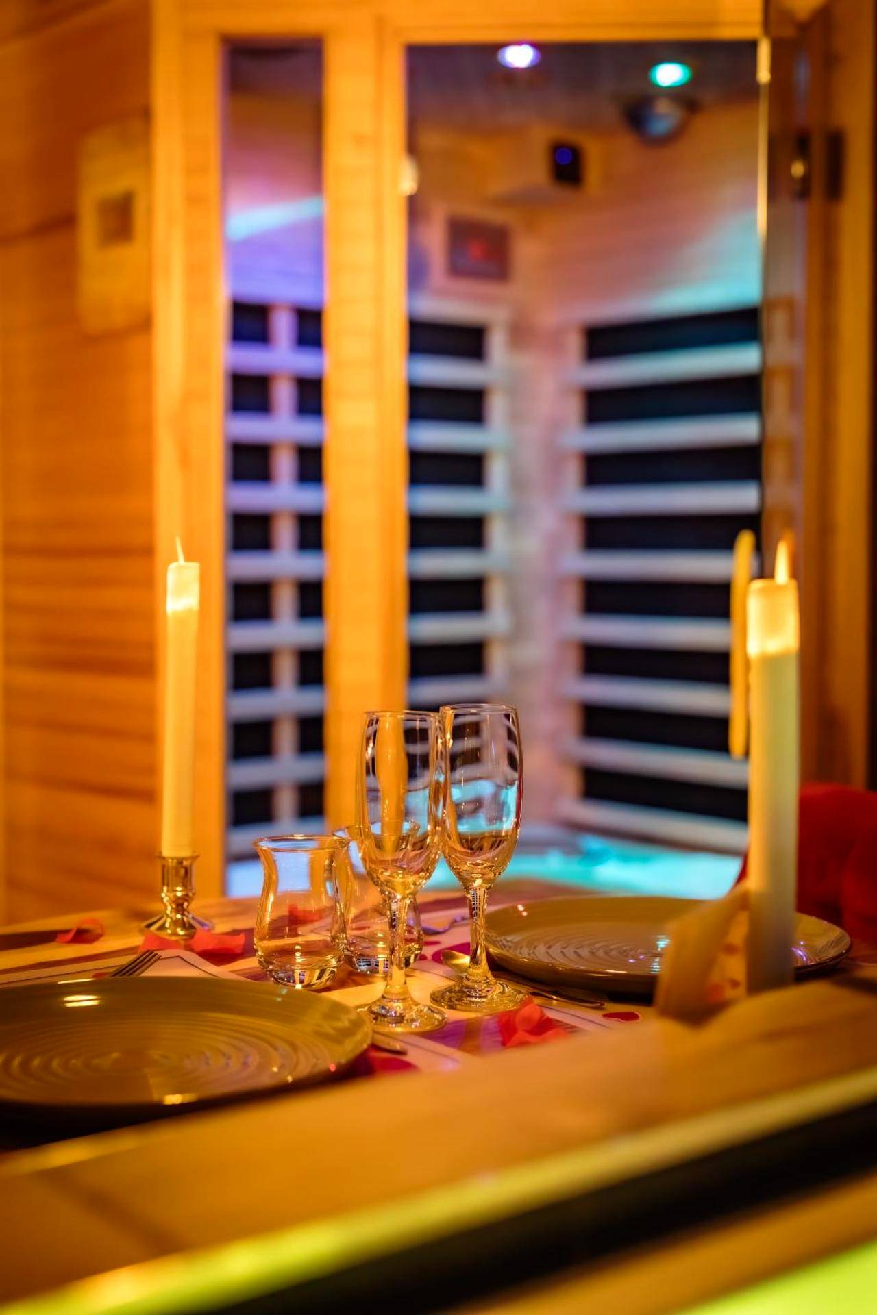 Table dressée avec bougies et coupes de champagne - Suite Romantique avec Spa Privatif Sauna & Ambiance cosy Baie de Somme