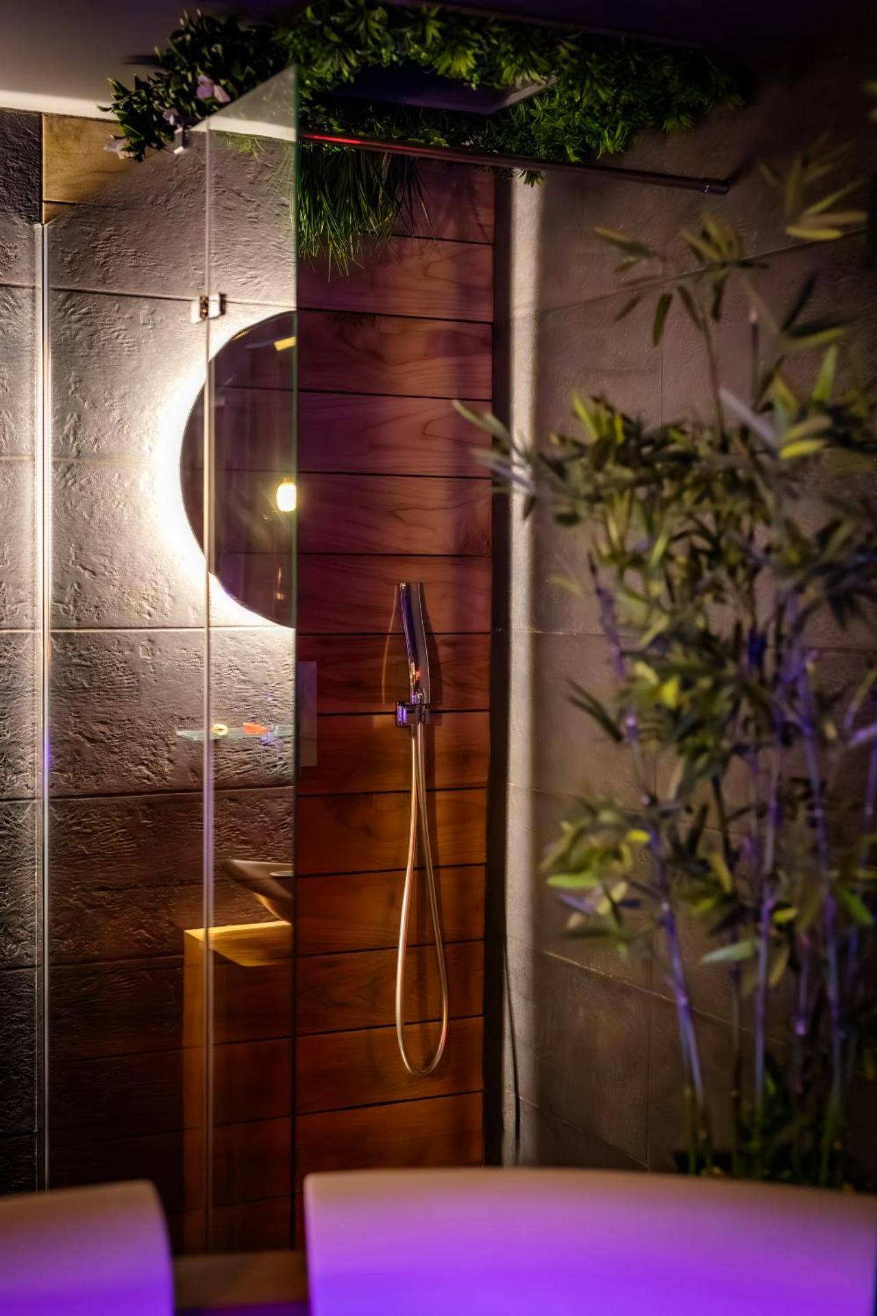 Douche à l'italienne avec paroi vitrée et plantes - Suite Romantique avec Spa Privatif Sauna & Ambiance cosy Baie de Somme