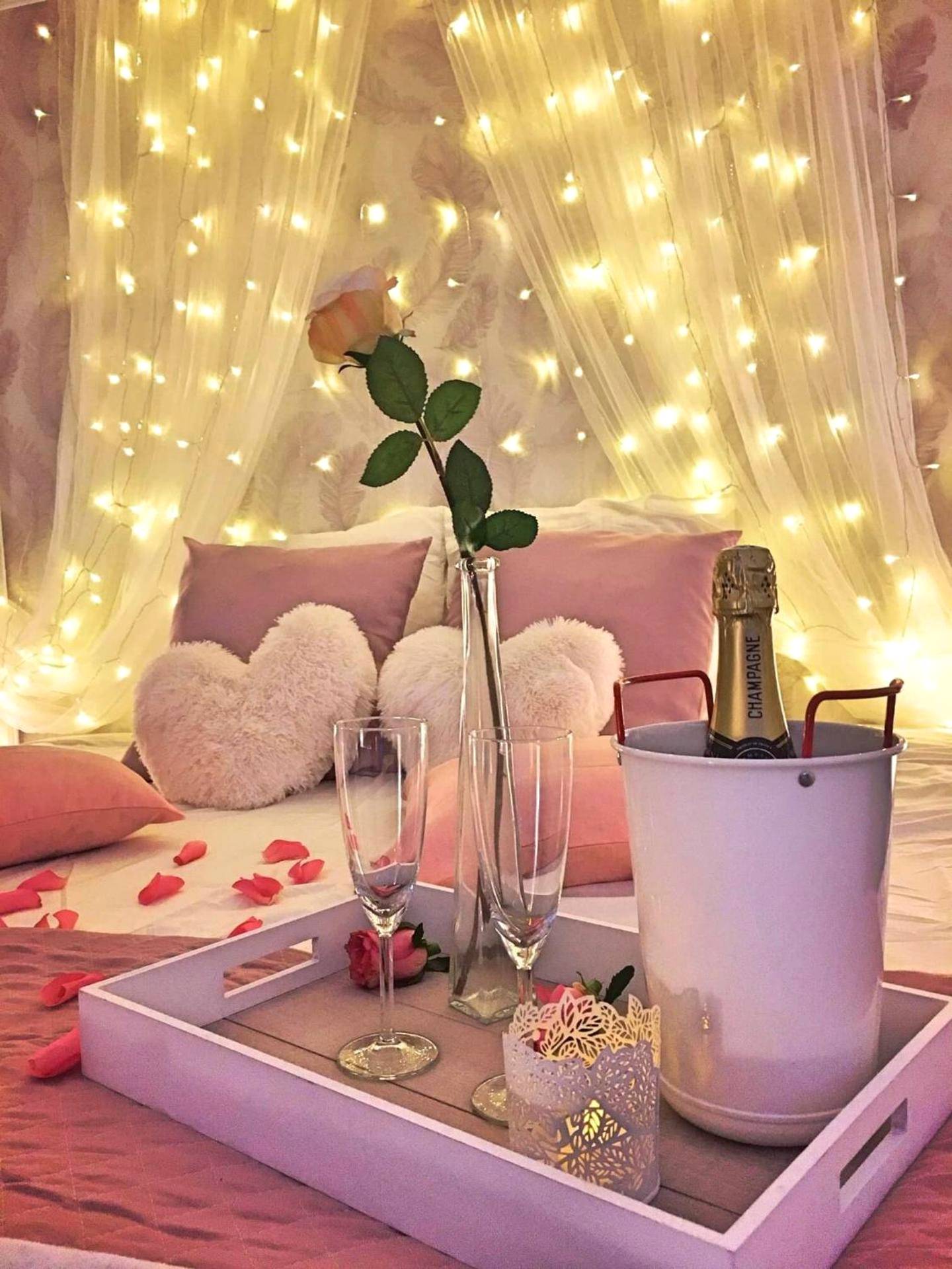 Plateau de bienvenue avec champagne et pétales - Love Room Avignon - Suite & SPA