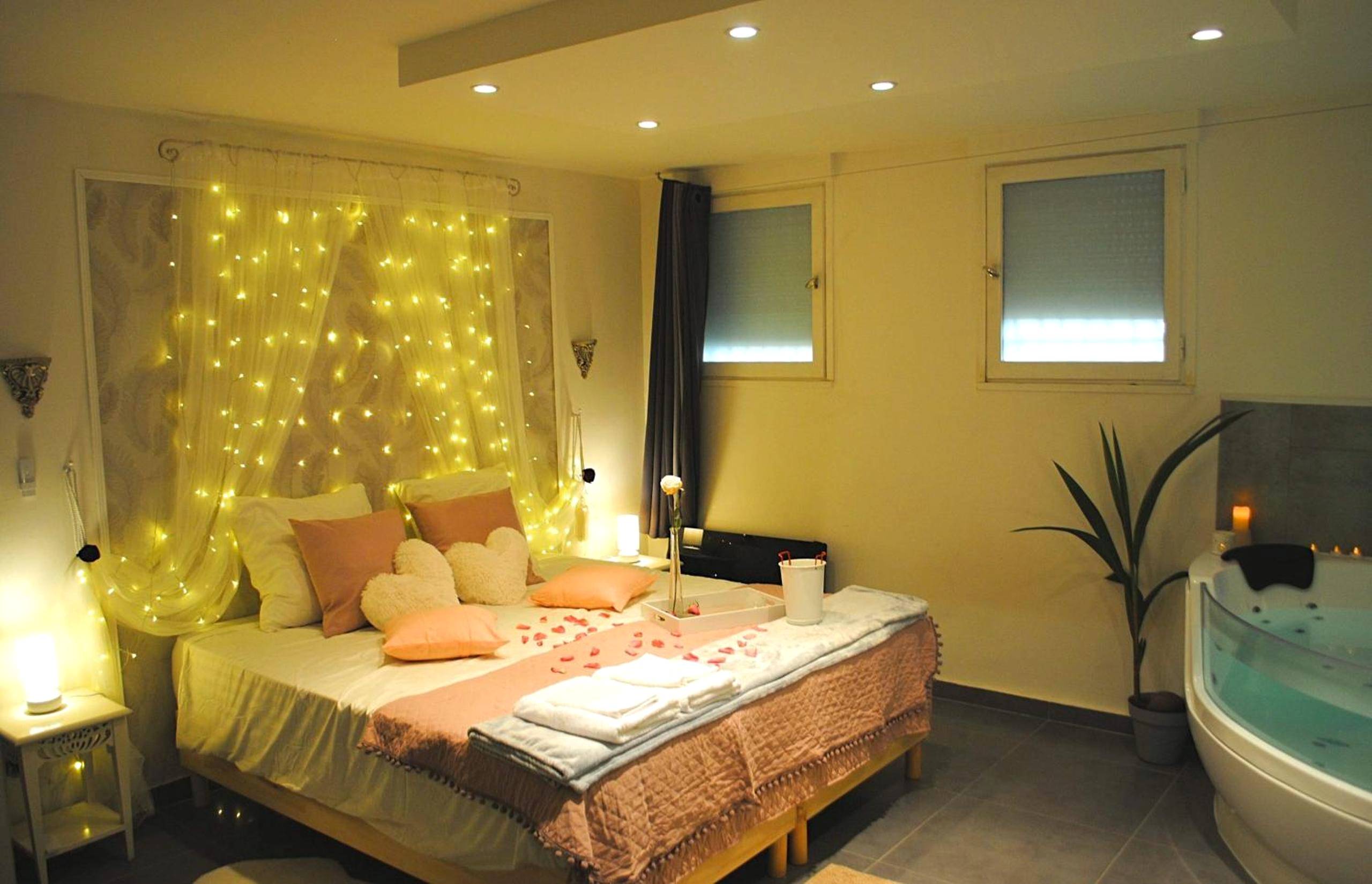 Chambre romantique avec lit double et jacuzzi - Suite & SPA