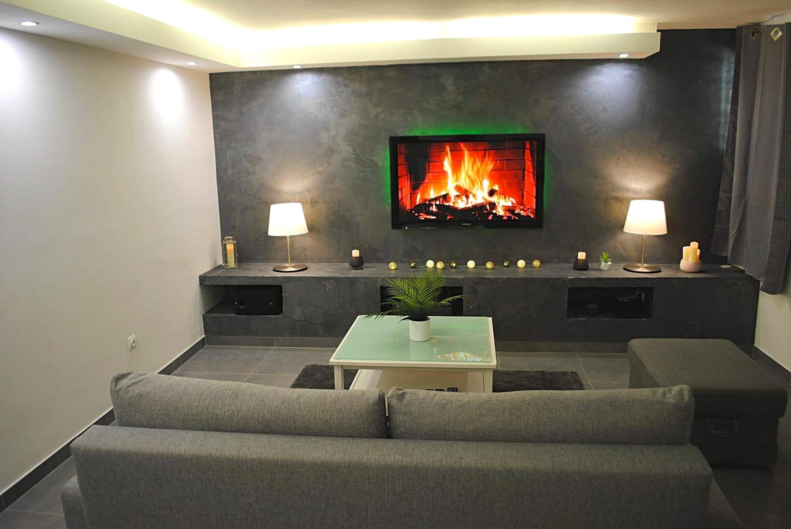 Espace détente avec écran plat et feu de bois - Suite & SPA