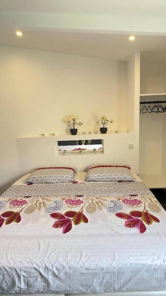 Lit double avec parure fleurie et orchidées - La Suite Sun Set