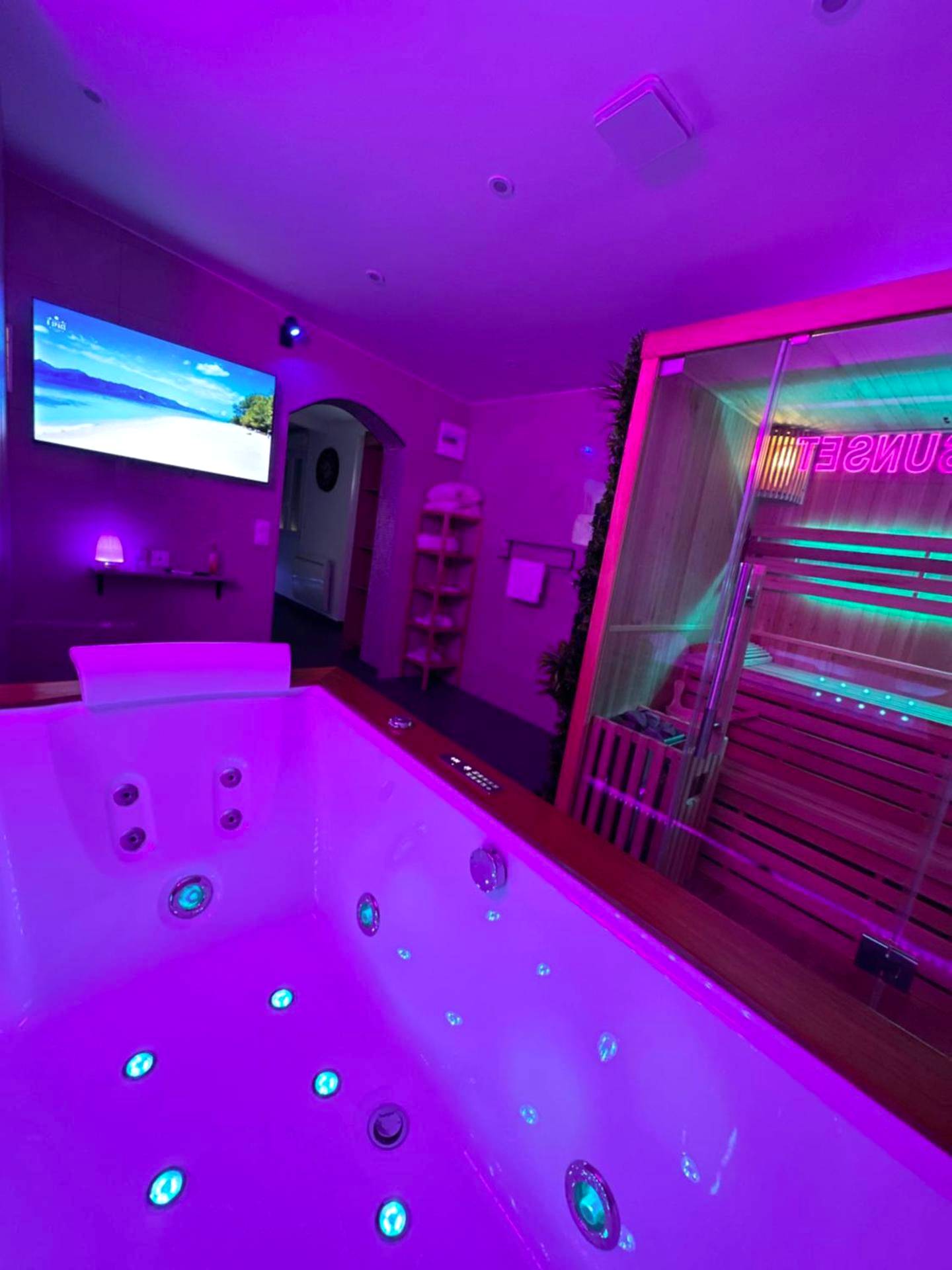 Jacuzzi lumineux face au sauna et à la TV - La Suite Sun Set