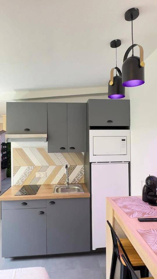 Kitchenette équipée avec luminaires design - La Suite Sun Set