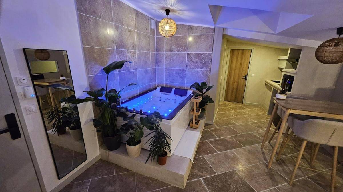 Jacuzzi privatif avec éclairage LED bleu - Love Room Montgé - en - Goële - La Suite Tilleul