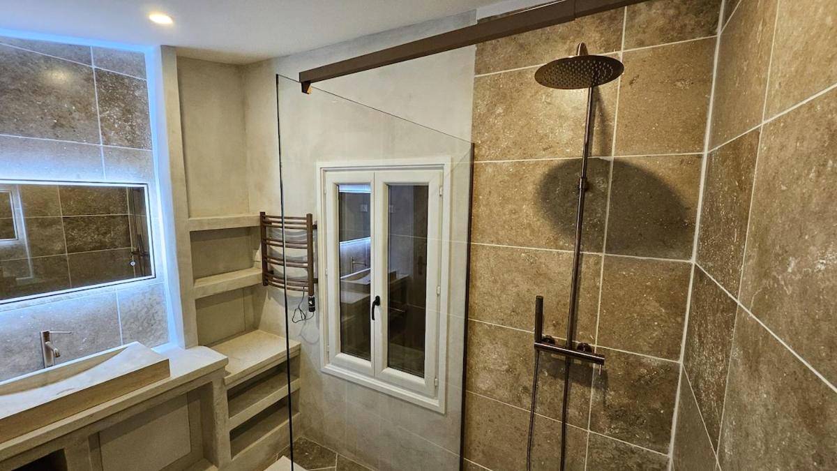 Salle de bain avec douche à l'italienne - La Suite Tilleul