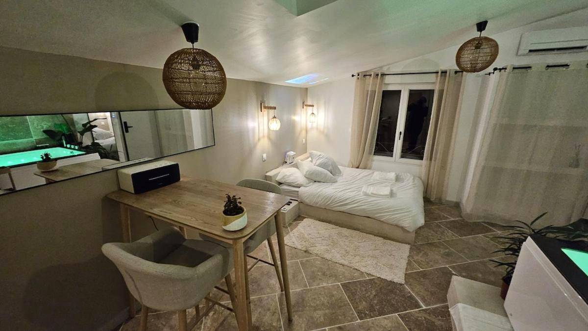 Coin repas et lit queen size avec tapis - La Suite Tilleul