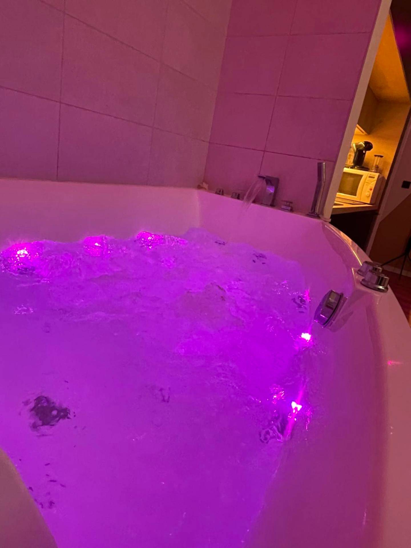 Baignoire balnéo avec éclairage rose - La suite Tournonaise