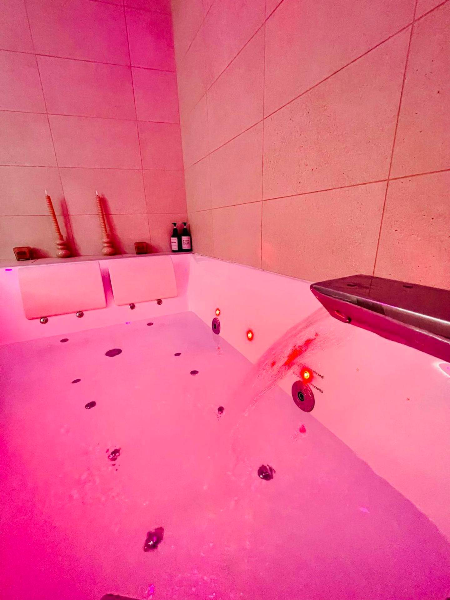 Jacuzzi privatif avec appuie - têtes - La suite Tournonaise