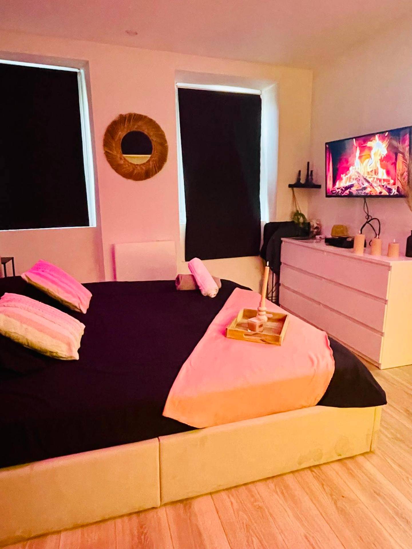 Lit double et télévision avec feu de cheminée - La suite Tournonaise