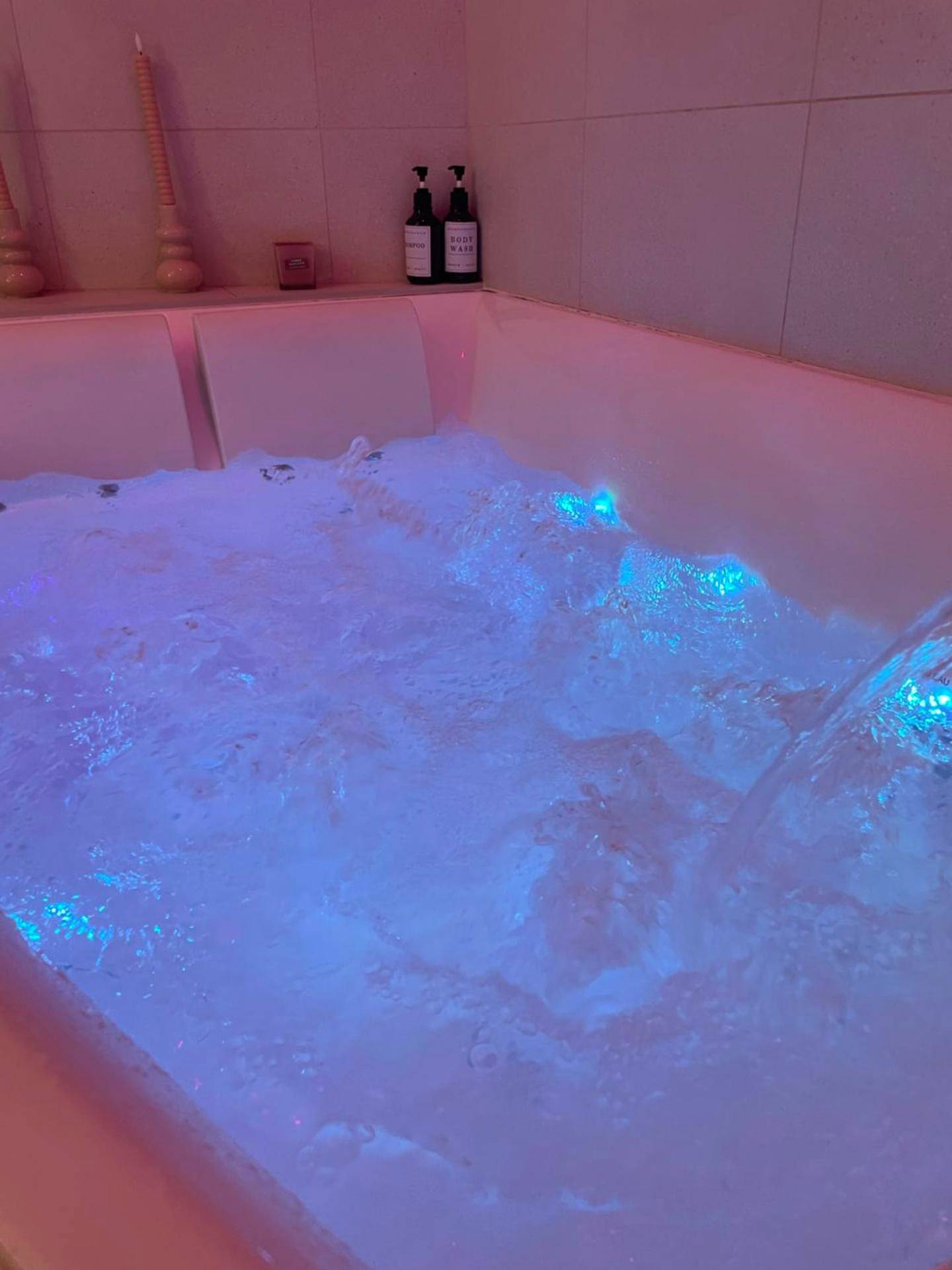 Baignoire à remous avec jets et lumière bleue - La suite Tournonaise
