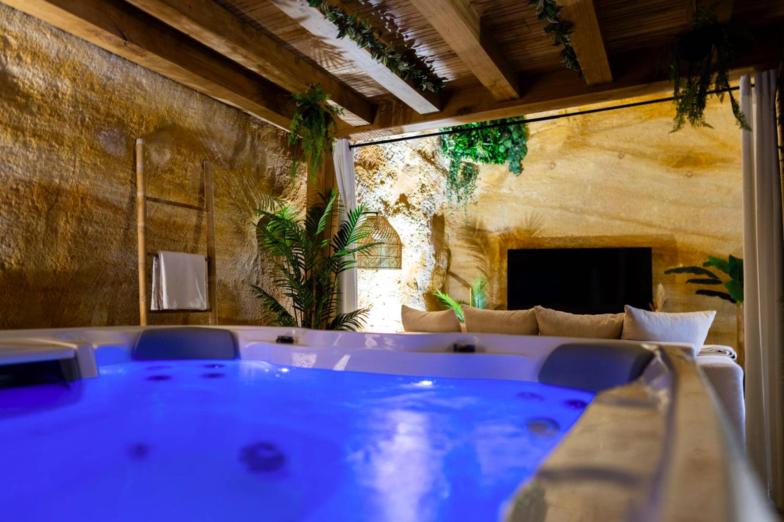 Jacuzzi privatif avec éclairage bleu intégré - Love Room Doué - en - Anjou - Suite troglodyte & spa privé - Luxe et détente