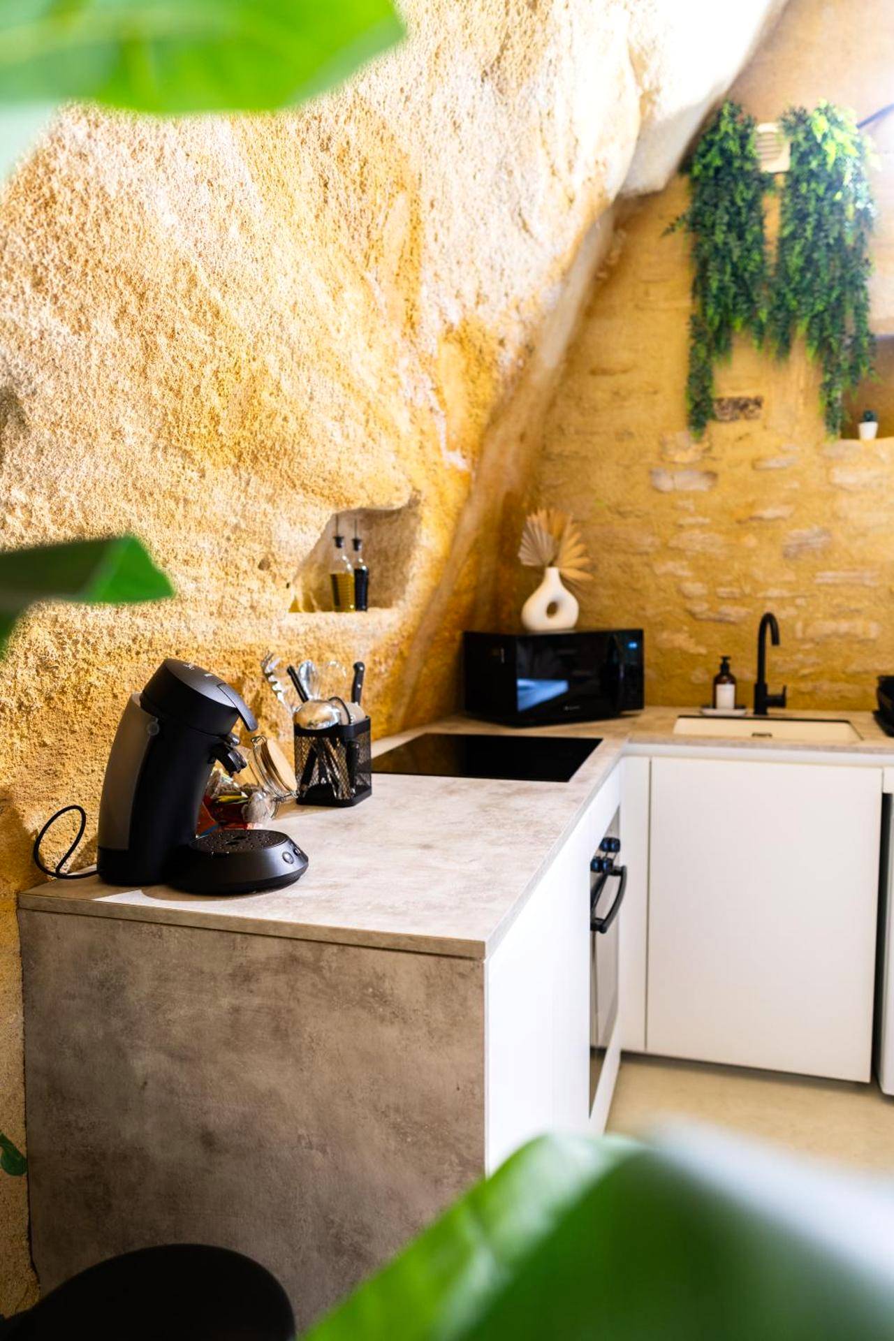 Cuisine équipée dans une alcôve troglodyte - Suite troglodyte & spa privé - Luxe et détente