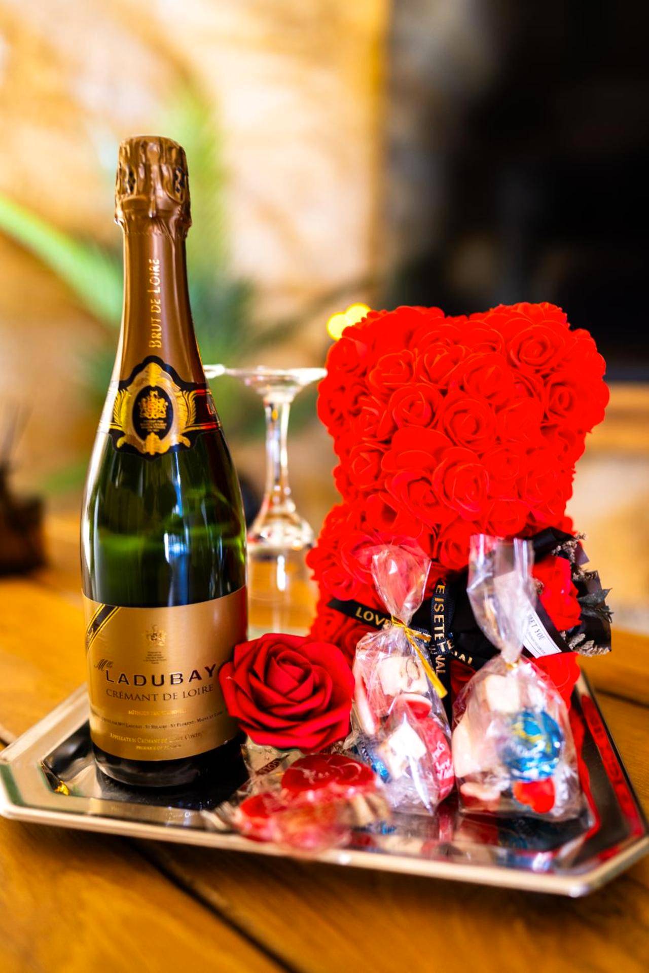 Plateau d'accueil avec crémant et ours en roses - Suite troglodyte & spa privé - Luxe et détente