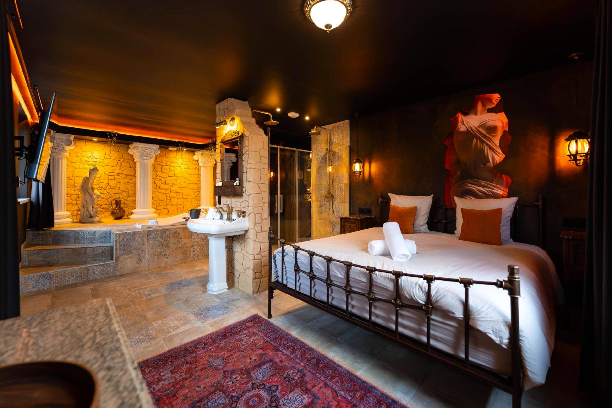 Vue interieure - La Suite de Vénus - Chambre à thème Love Room Jacuzzi et Pièce Secrète - Évasion pour deux