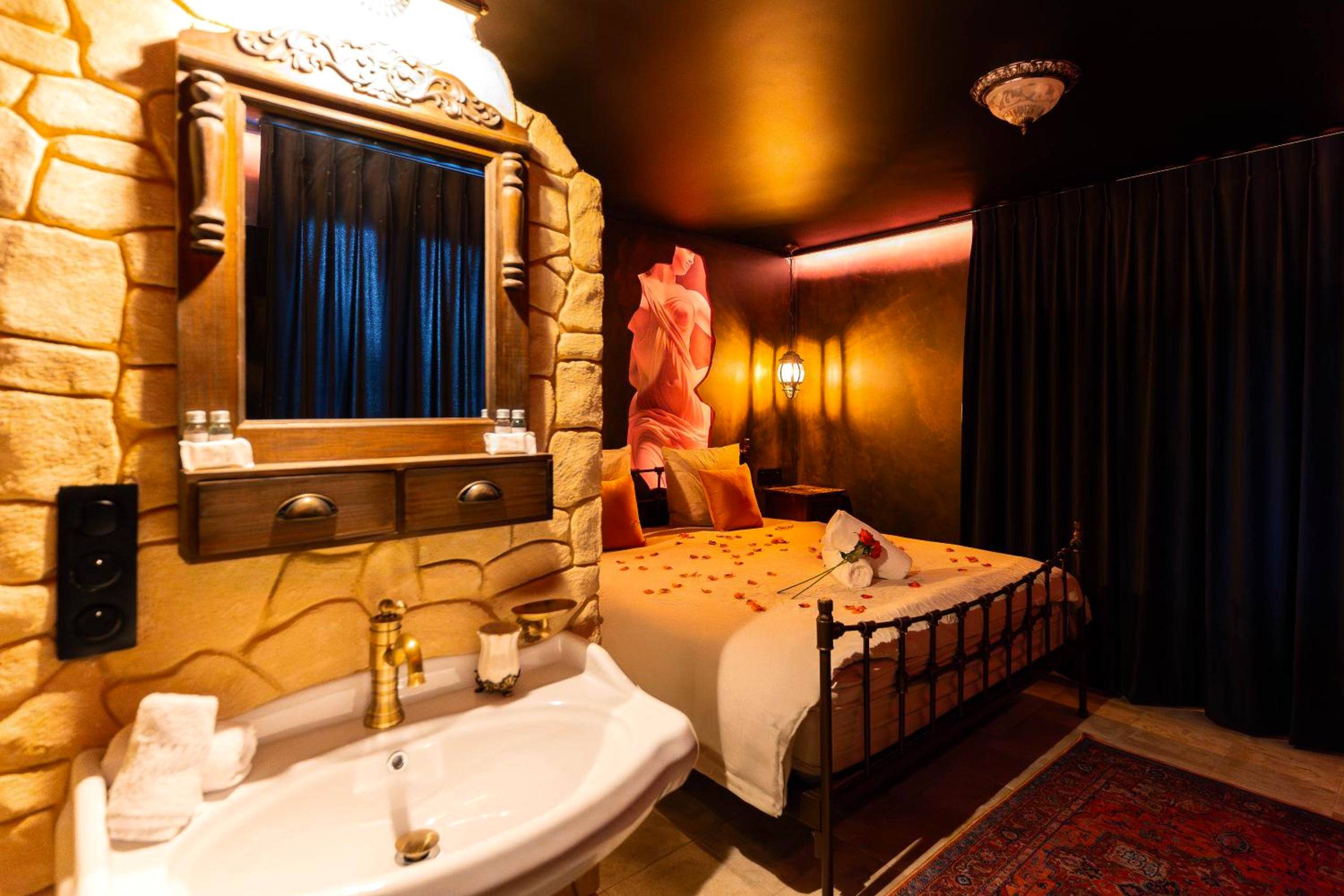 Photo du logement - La Suite de Vénus - Chambre à thème Love Room Jacuzzi et Pièce Secrète - Évasion pour deux