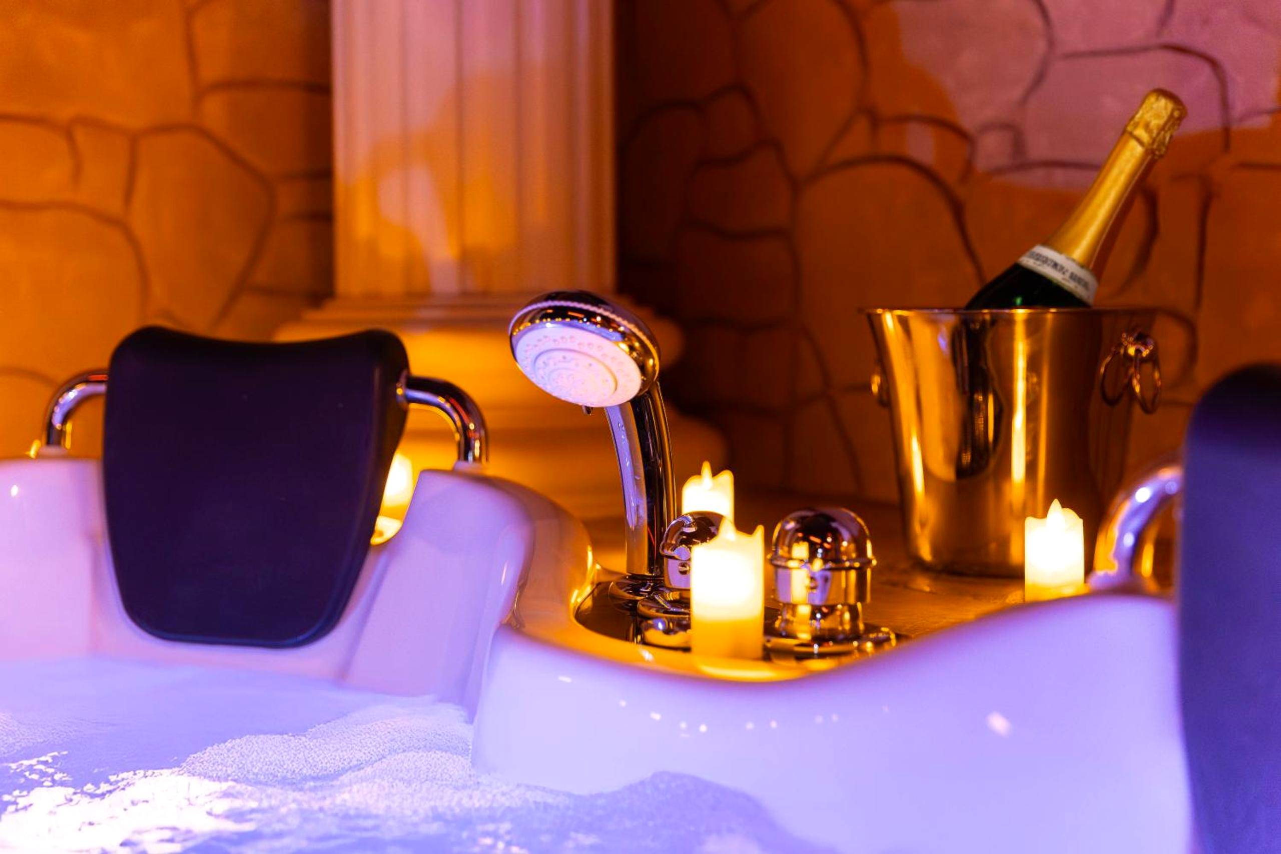 Photo du logement - La Suite de Vénus - Chambre à thème Love Room Jacuzzi et Pièce Secrète - Évasion pour deux