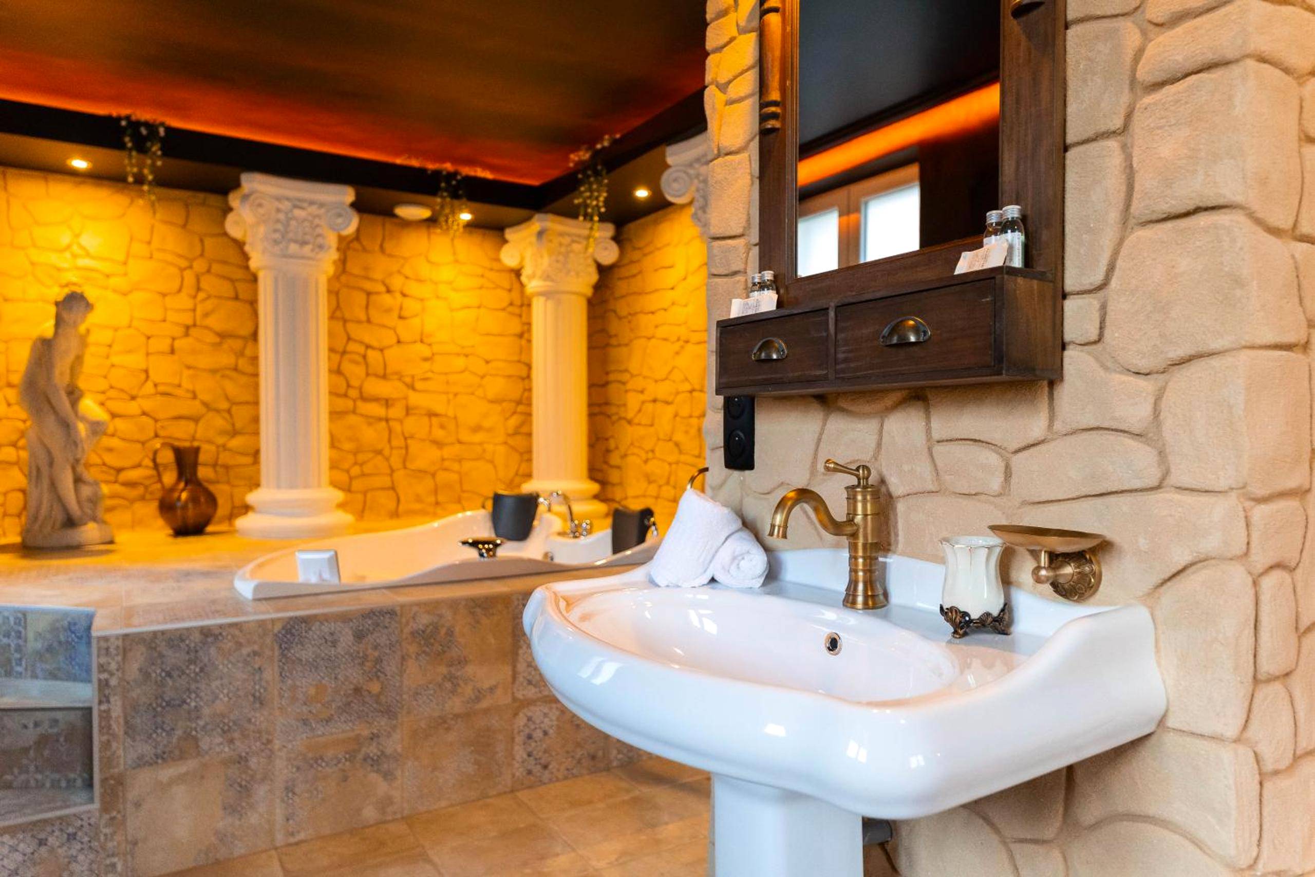 Photo du logement - La Suite de Vénus - Chambre à thème Love Room Jacuzzi et Pièce Secrète - Évasion pour deux - Schirrhein