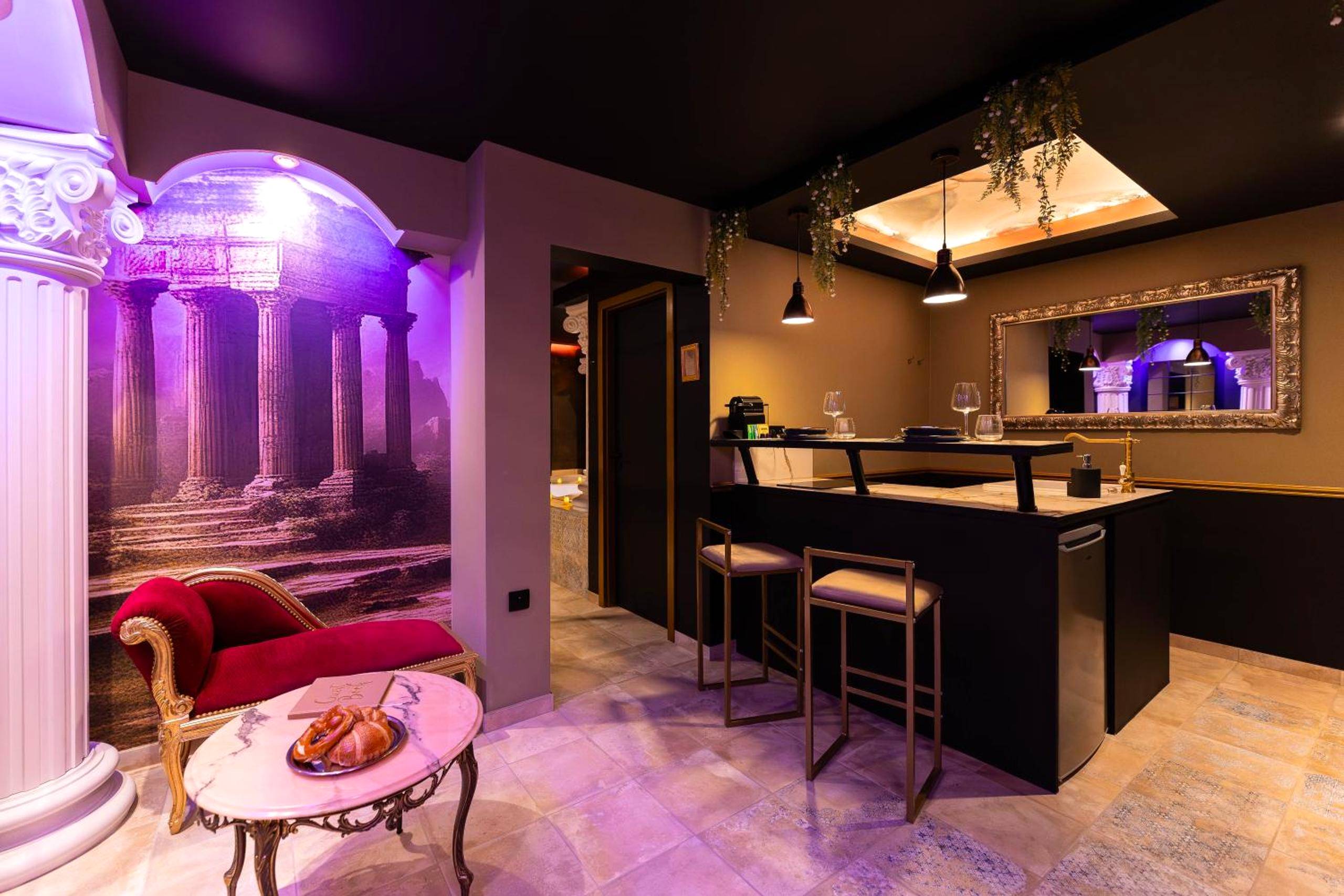 Photo du logement - La Suite de Vénus - Chambre à thème Love Room Jacuzzi et Pièce Secrète - Évasion pour deux