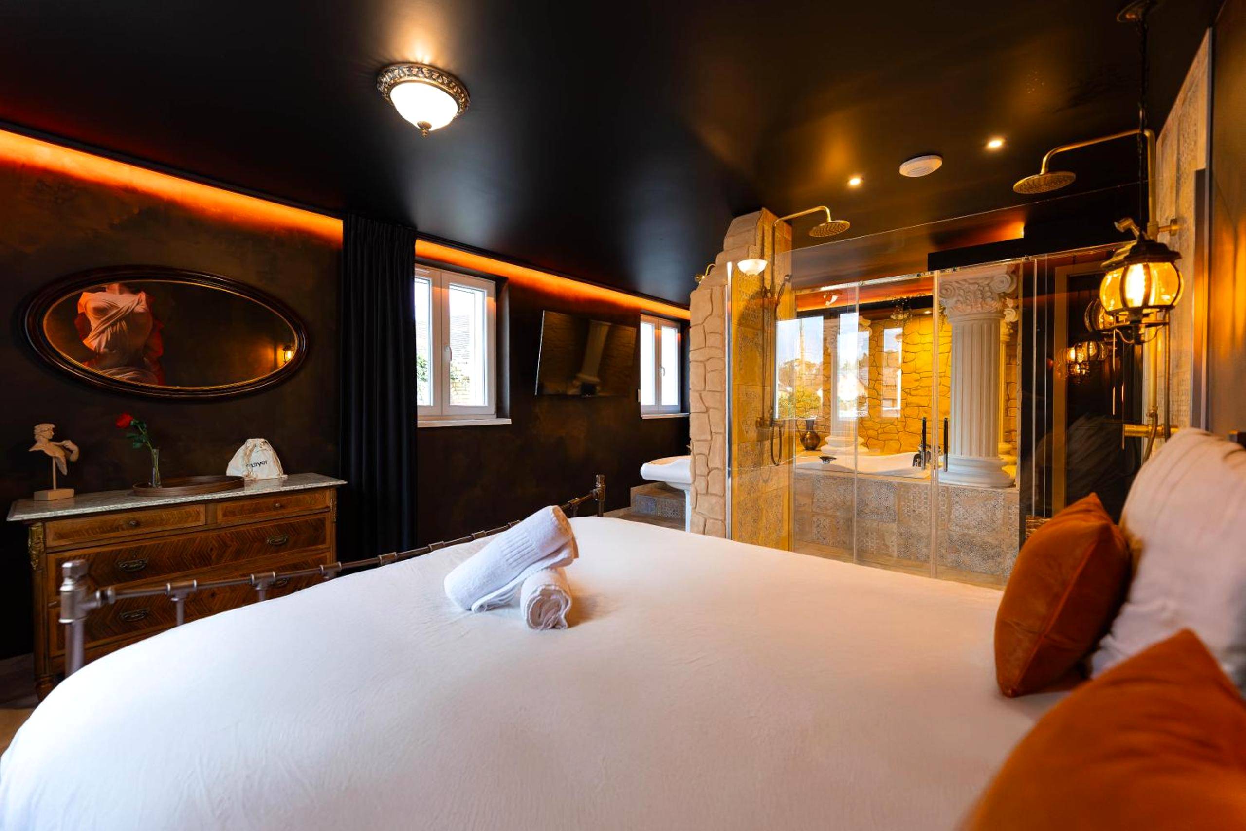Photo du logement - La Suite de Vénus - Chambre à thème Love Room Jacuzzi et Pièce Secrète - Évasion pour deux