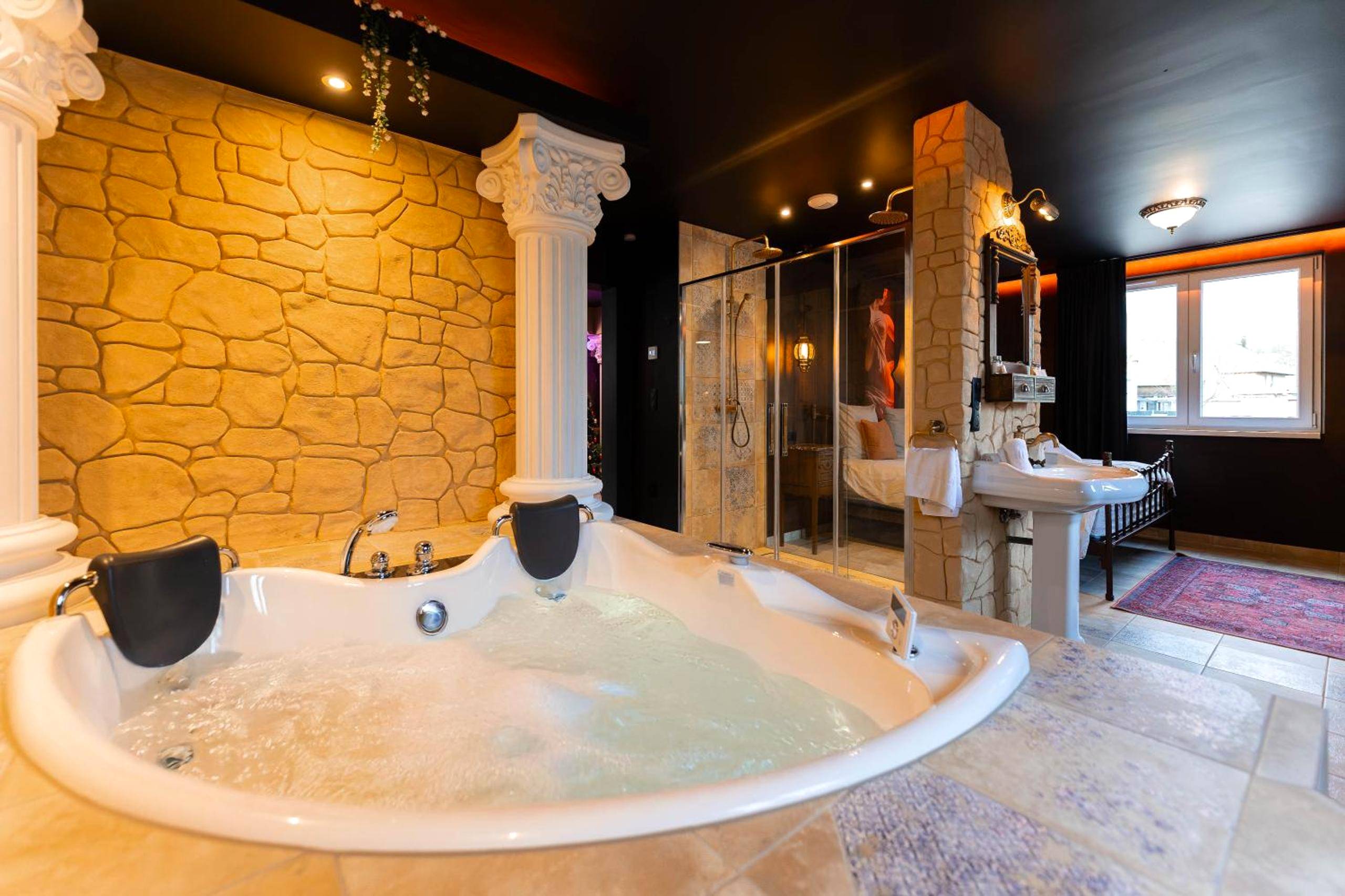Photo - La Suite de Vénus - Chambre à thème Love Room Jacuzzi et Pièce Secrète - Évasion pour deux - Schirrhein