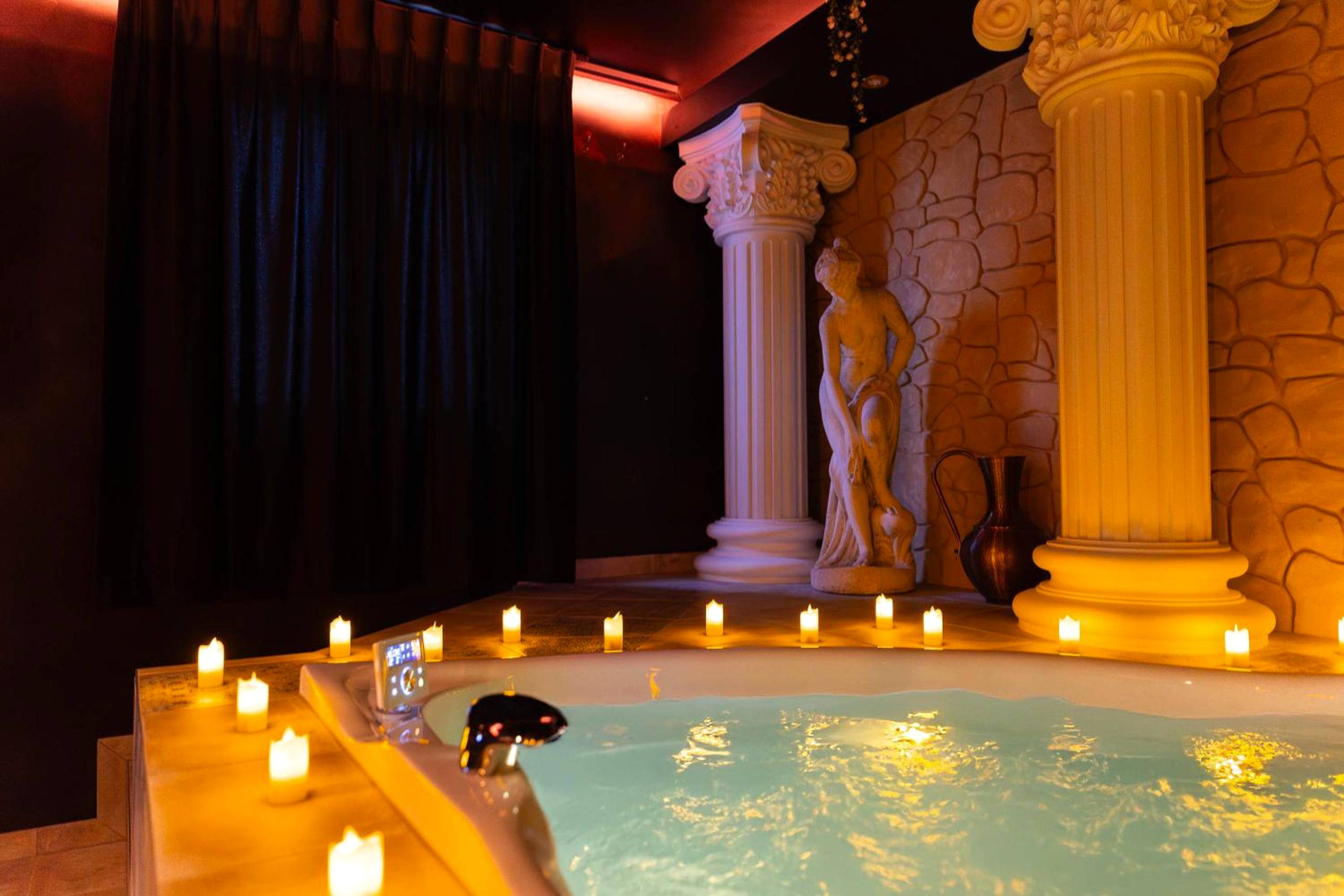 Detail du logement - La Suite de Vénus - Chambre à thème Love Room Jacuzzi et Pièce Secrète - Évasion pour deux