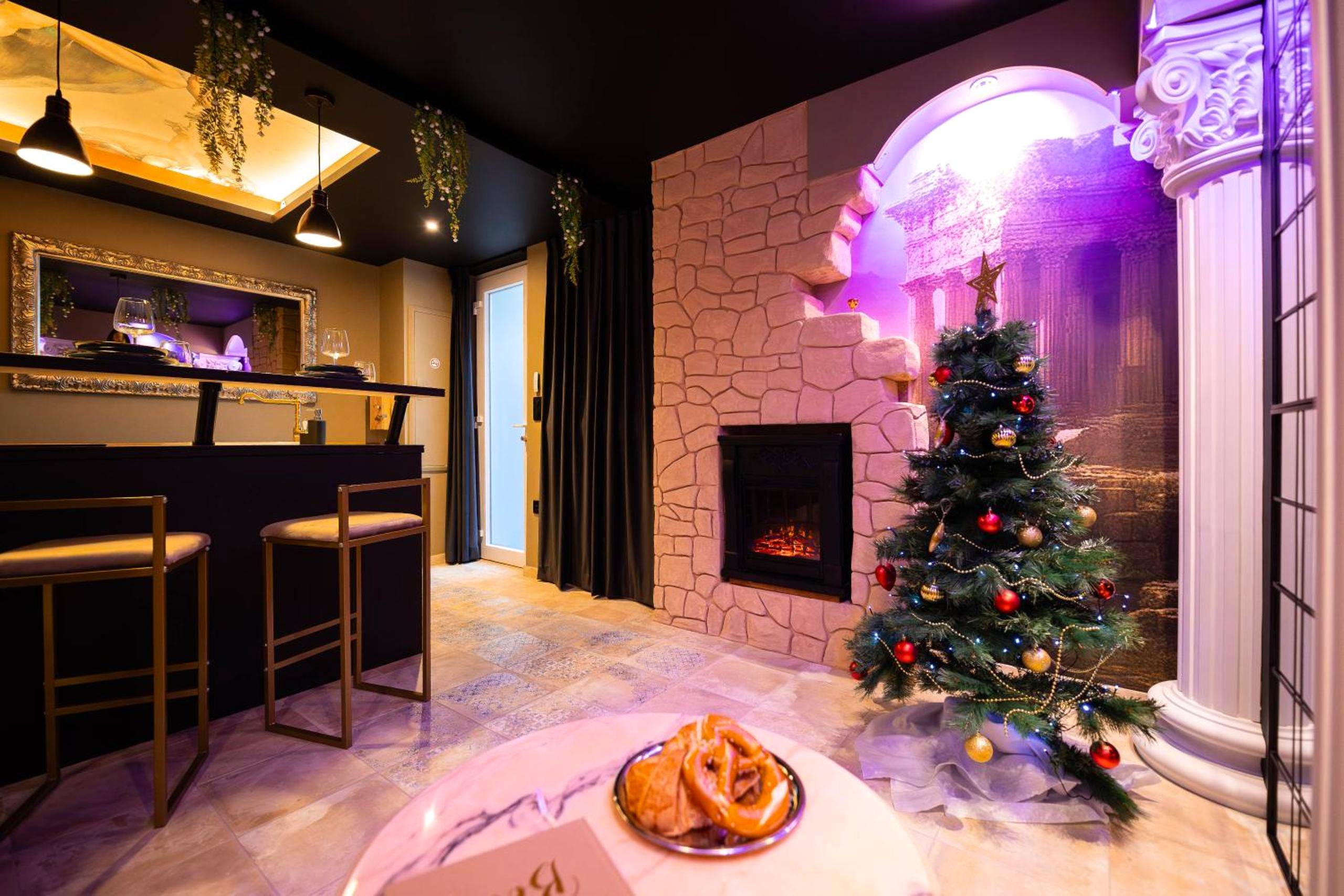 Photo du logement - La Suite de Vénus - Chambre à thème Love Room Jacuzzi et Pièce Secrète - Évasion pour deux