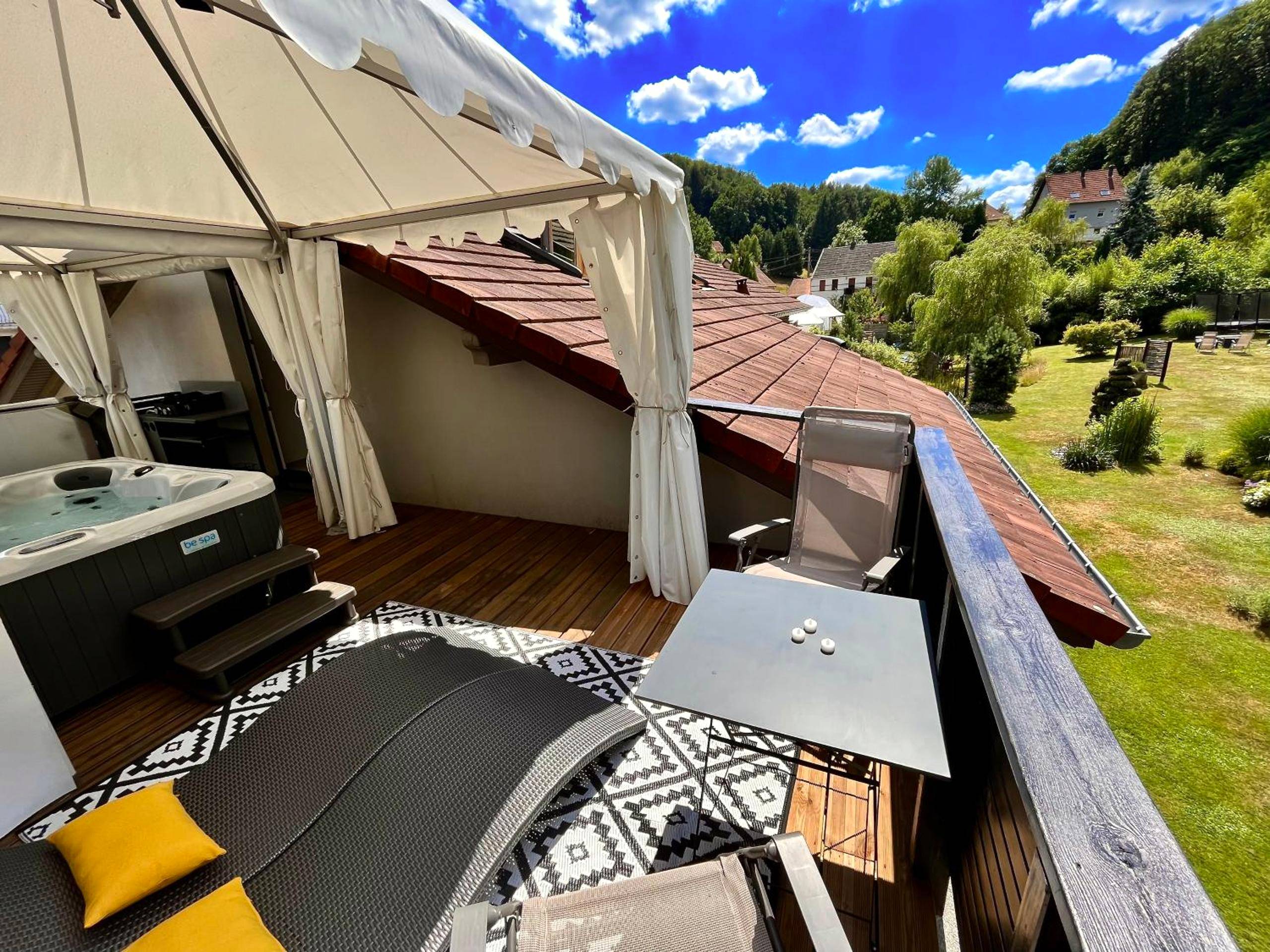 Vue principale - Love Room Meisenthal - Suite Verte Vallée Meisenthal spa privatif