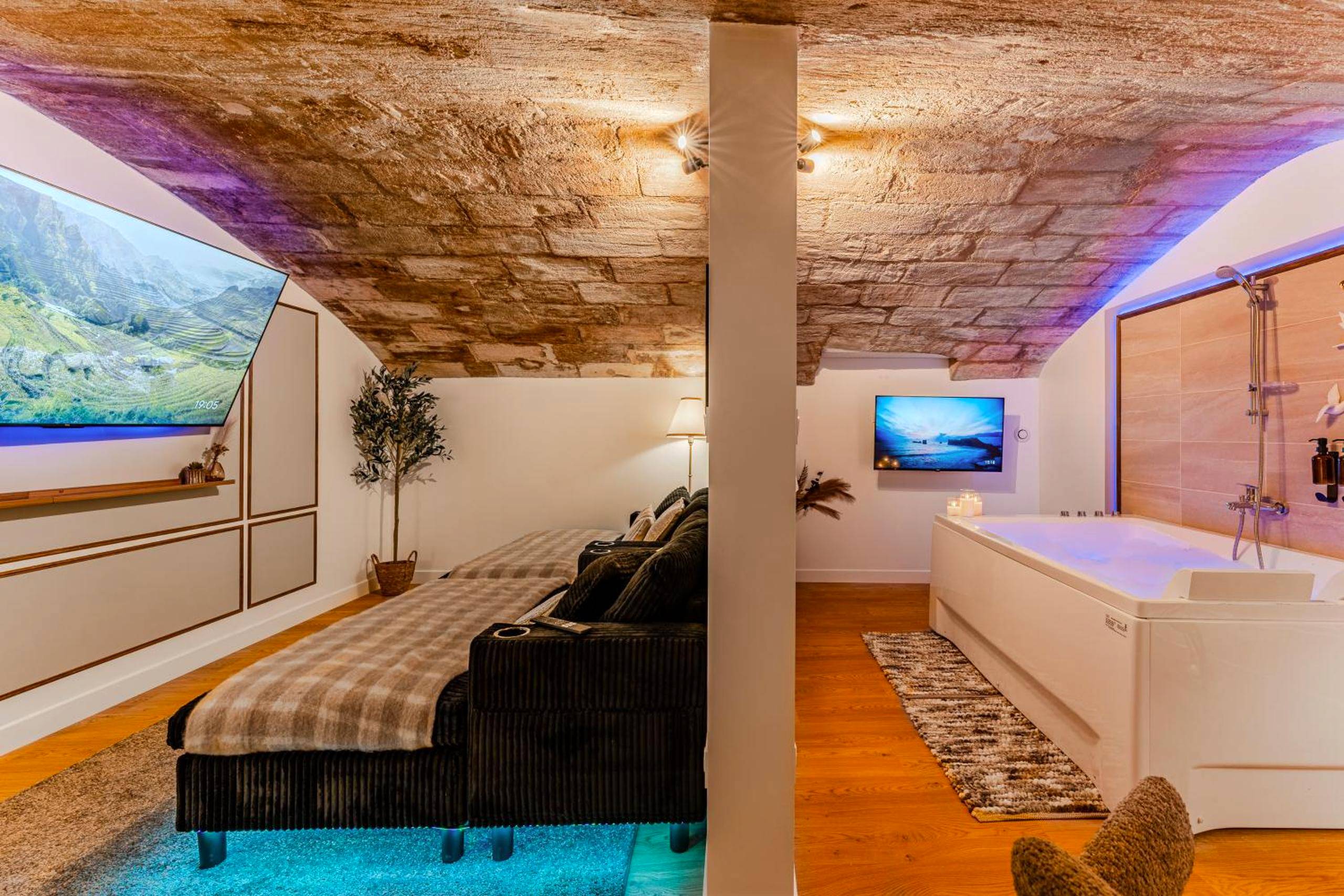 Espace cinéma et jacuzzi sous voûte en pierre - Love Room Bordeaux - Suite d'Exception sous Voûtes avec Spa & Cinéma
