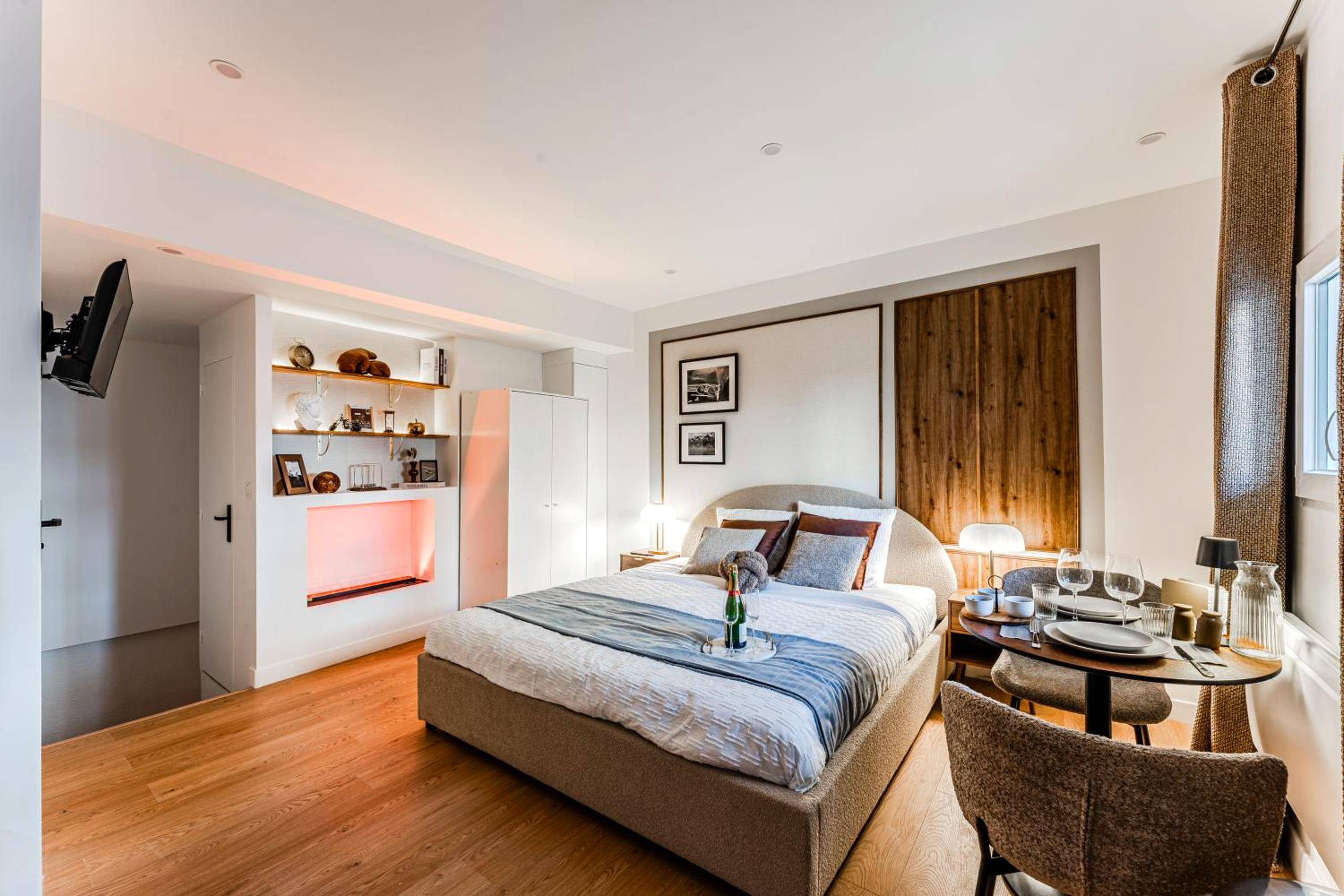 Chambre avec lit double et coin repas - Suite d'Exception sous Voûtes avec Spa & Cinéma