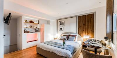 Chambre avec lit double et coin repas - Suite d'Exception sous Voûtes avec Spa & Cinéma