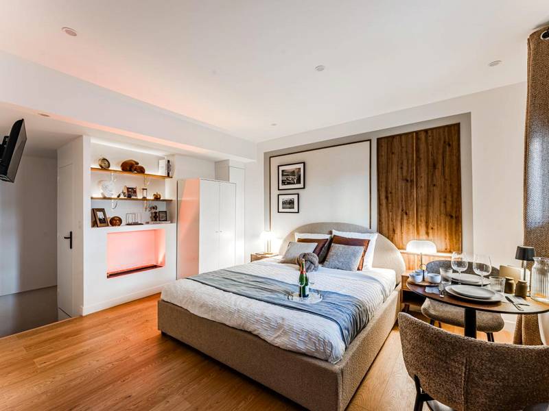 Chambre avec lit double et coin repas - Suite d'Exception sous Voûtes avec Spa & Cinéma