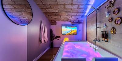 Jacuzzi privatif avec éclairage LED rose - Suite d'Exception sous Voûtes avec Spa & Cinéma