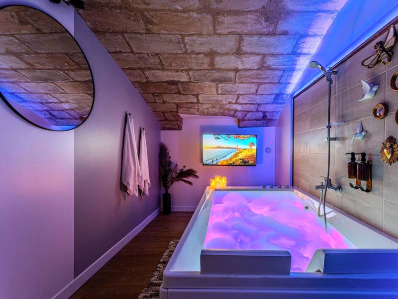 Jacuzzi privatif avec éclairage LED rose - Suite d'Exception sous Voûtes avec Spa & Cinéma
