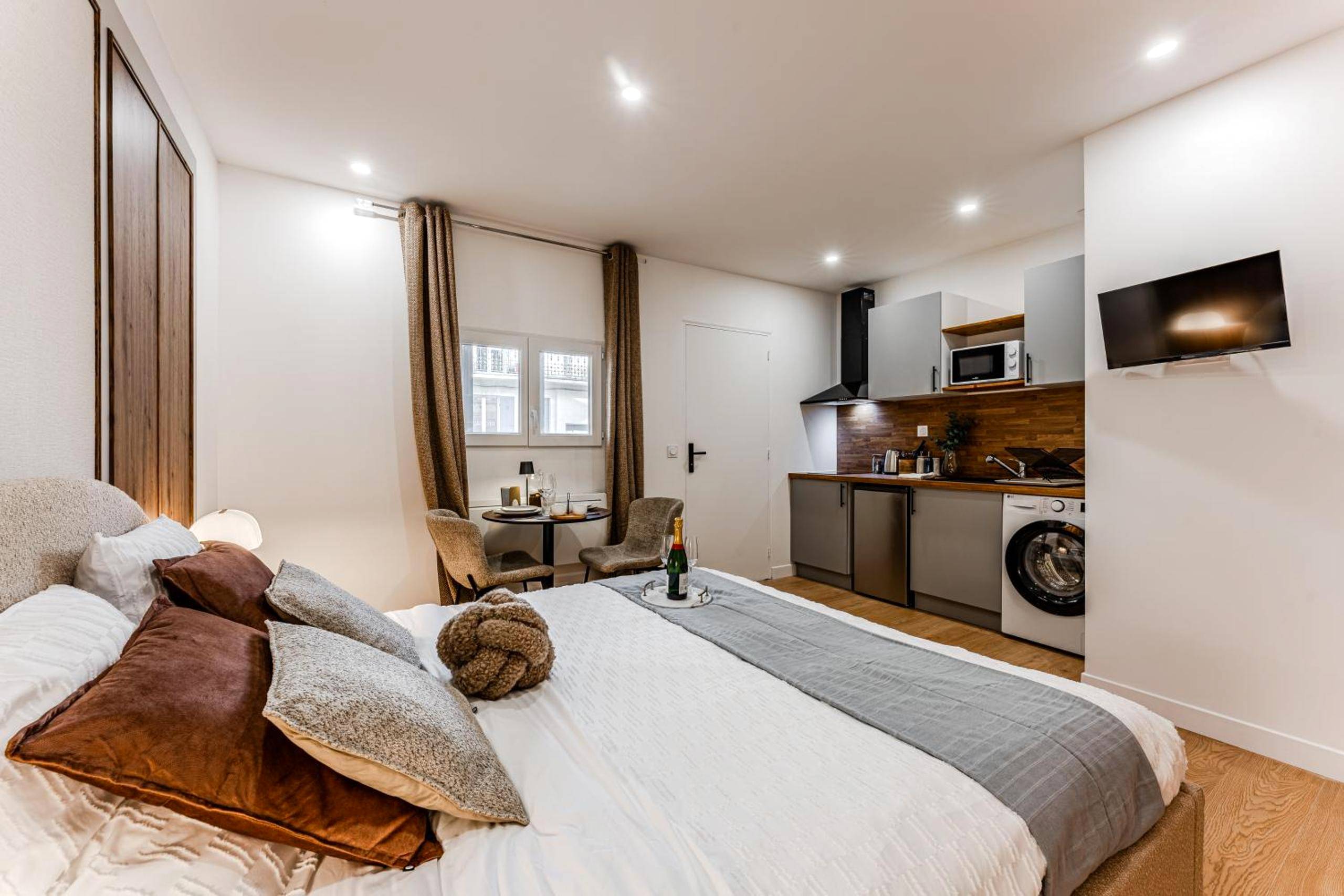 Vue d'ensemble avec lit et coin cuisine équipé - Suite d'Exception sous Voûtes avec Spa & Cinéma