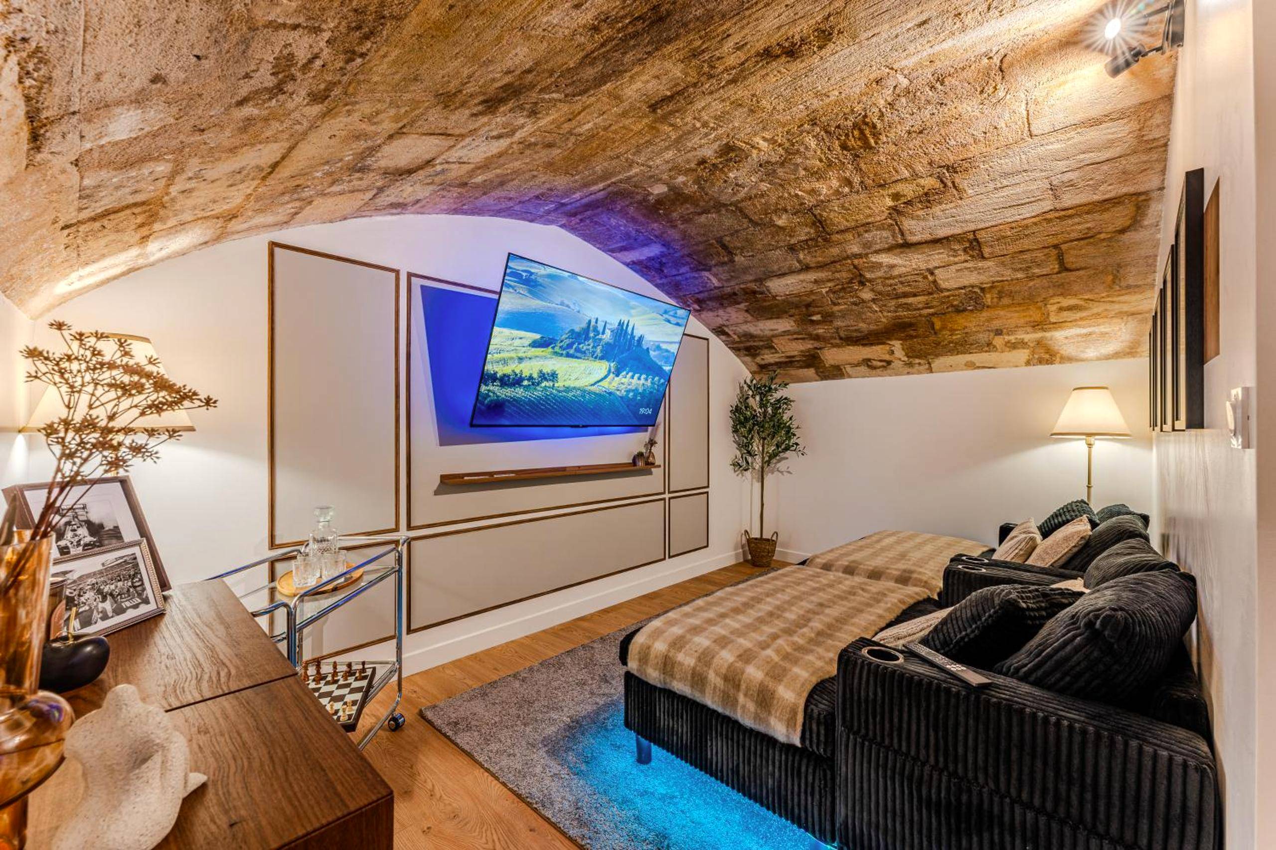 Salon cinéma avec canapé et écran géant - Suite d'Exception sous Voûtes avec Spa & Cinéma