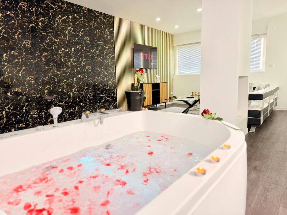 Jacuzzi privatif avec bougies et pétales - Les Suites Bisous Metz - Jacuzzi & Private Sauna