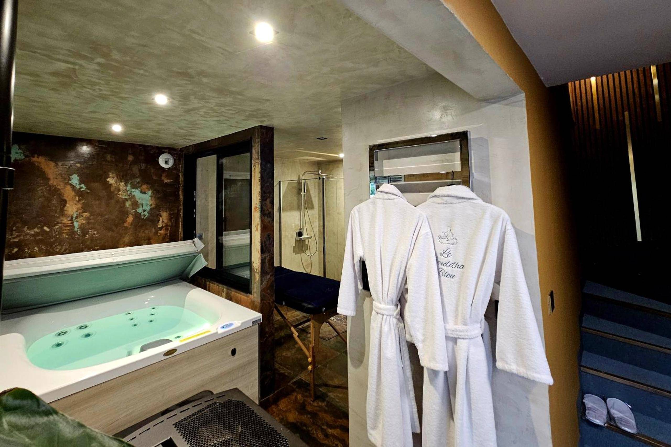 Jacuzzi privatif et peignoirs blancs - Love Room Carnac - Les suites du Bouddha Bleu